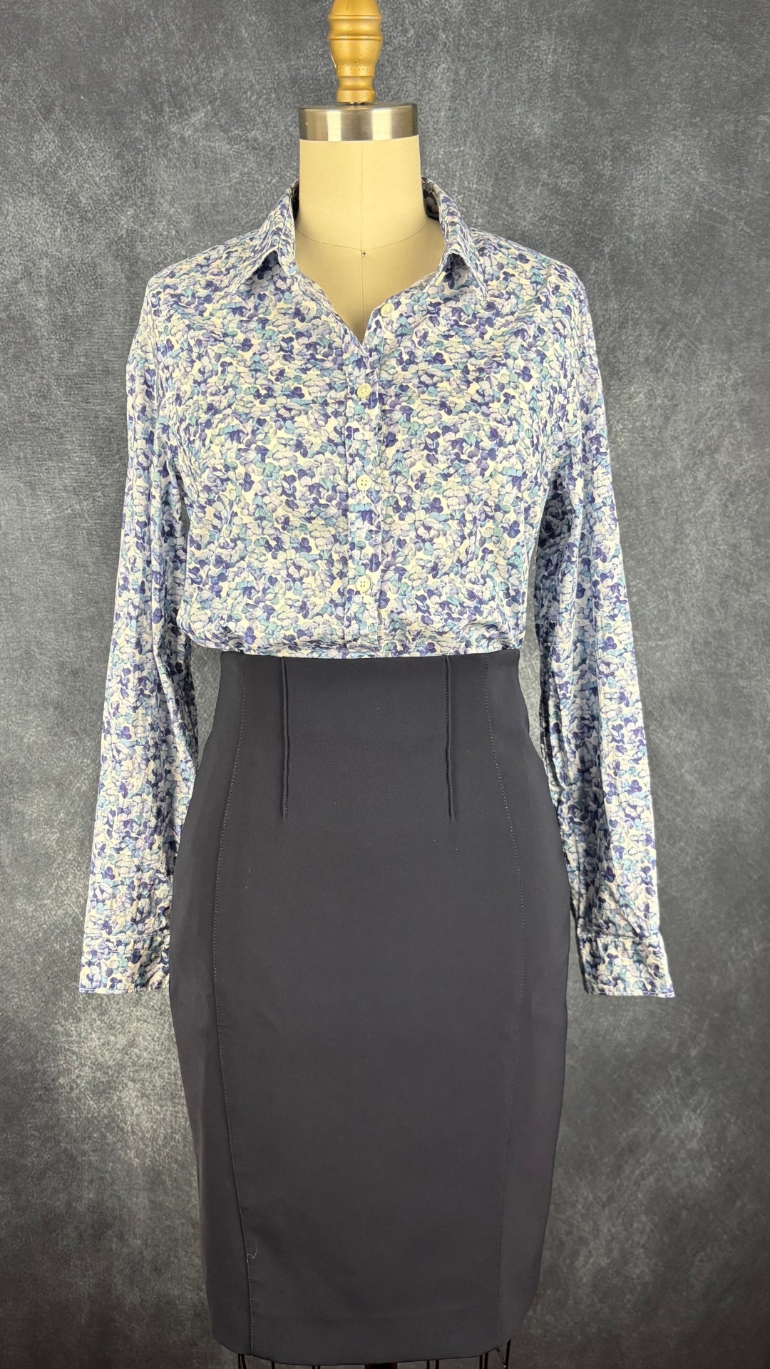 Chemisier hydrangée bleu lavande Simons tissu Liberty, taille small. Vue de l'agencement avec la jupe marine Iris Setlakwe.