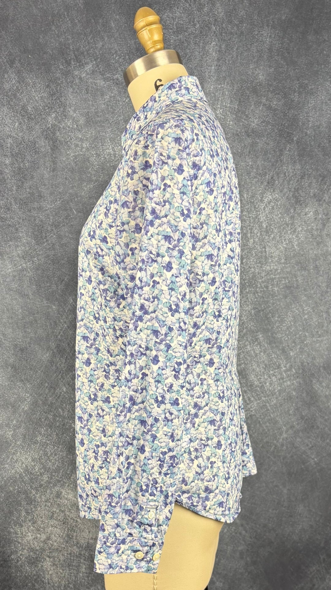 Chemisier hydrangée bleu lavande Simons tissu Liberty, taille small. Vue de côté.