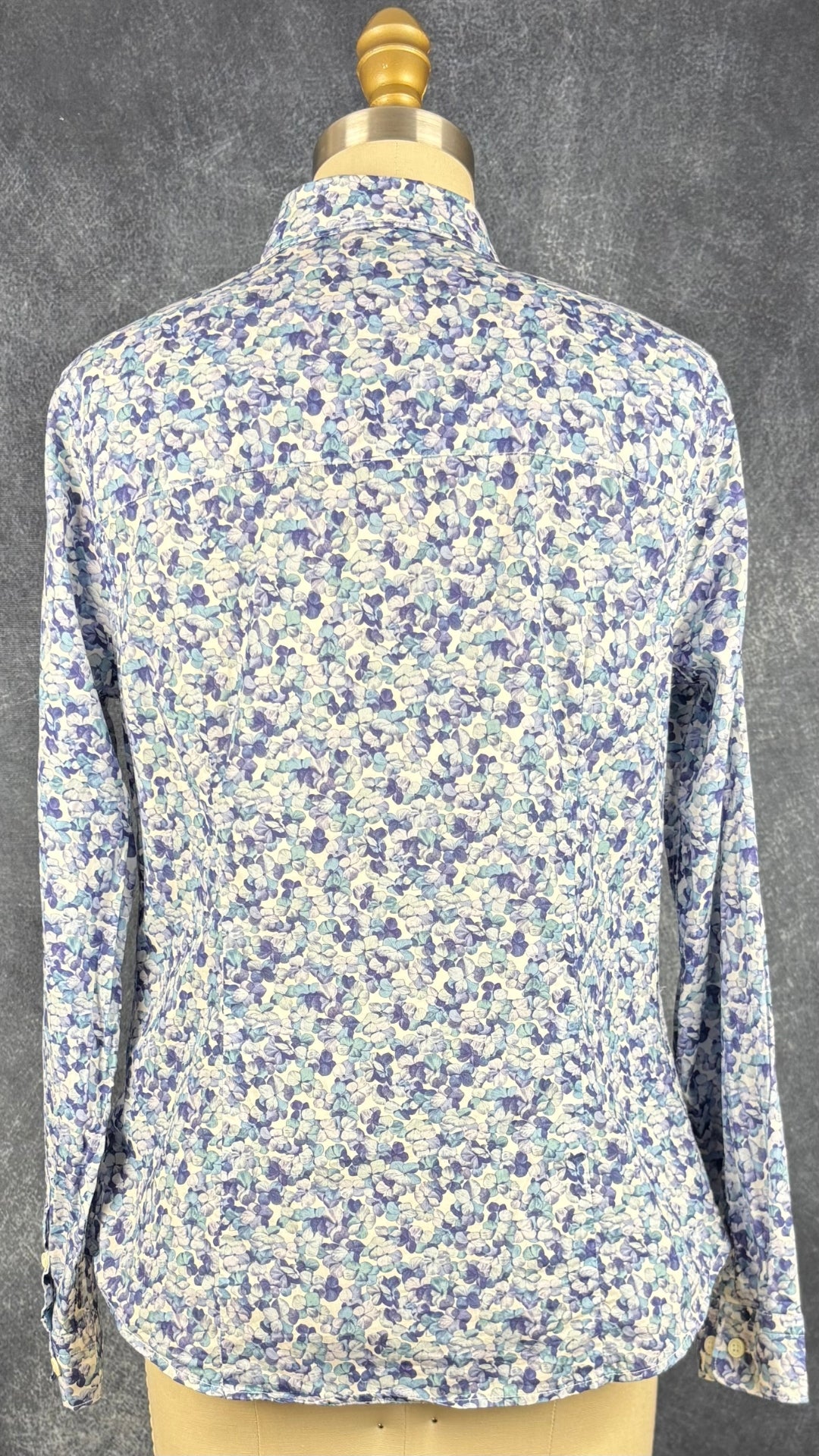 Chemisier hydrangée bleu lavande Simons tissu Liberty, taille small. Vue de dos.