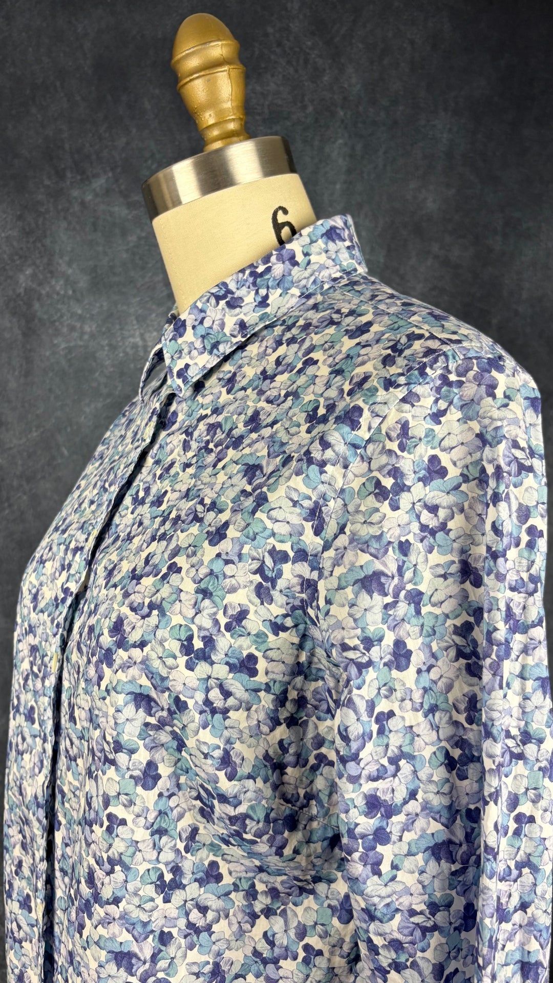 Chemisier hydrangée bleu lavande Simons tissu Liberty, taille small. Vue de l'encolure.