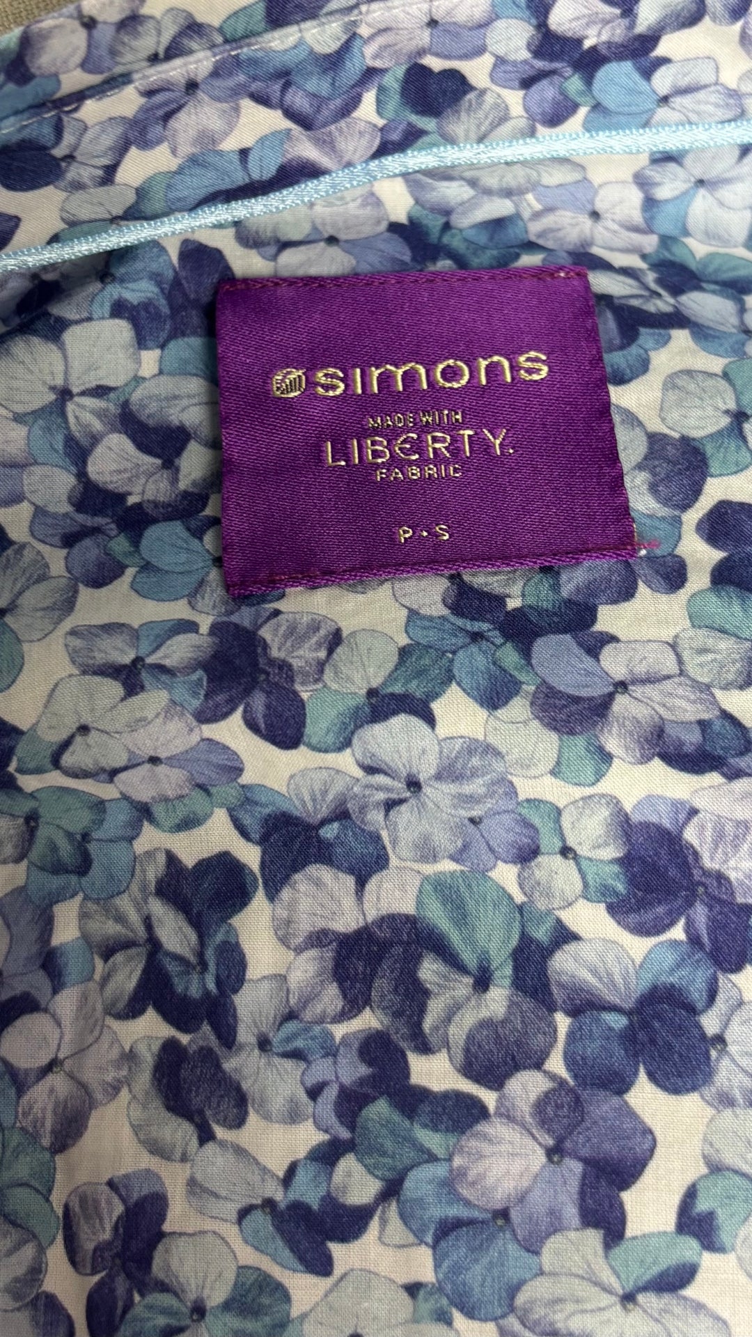 Chemisier hydrangée bleu lavande Simons tissu Liberty, taille small. Vue de l'étiquette.