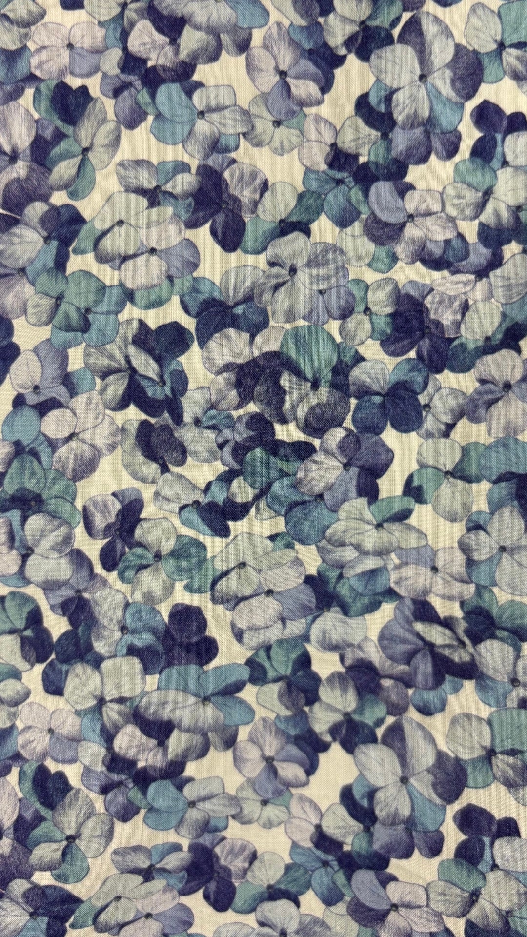 Chemisier hydrangée bleu lavande Simons tissu Liberty, taille small. Vue de près du tissu.