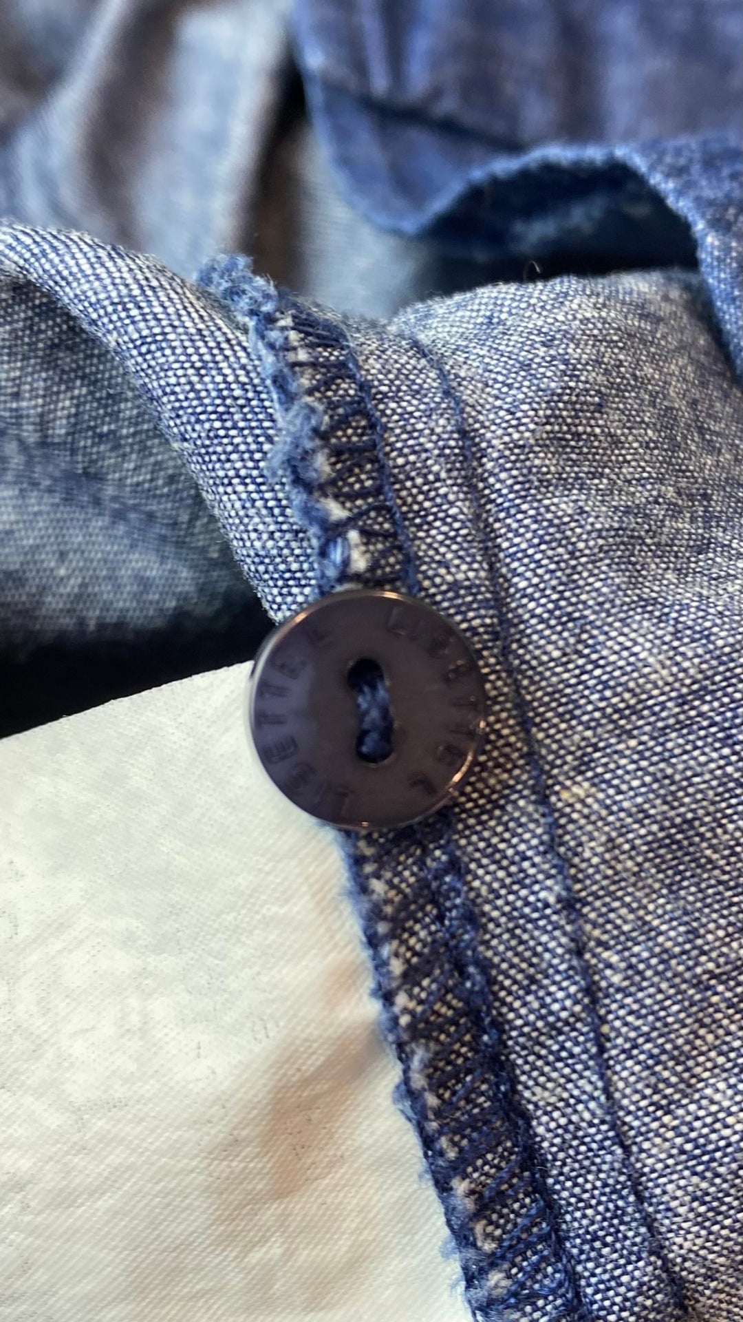 Chemisier en jeans à manche 3/4 Lisette L, taille large. Vue du bouton de rechange.