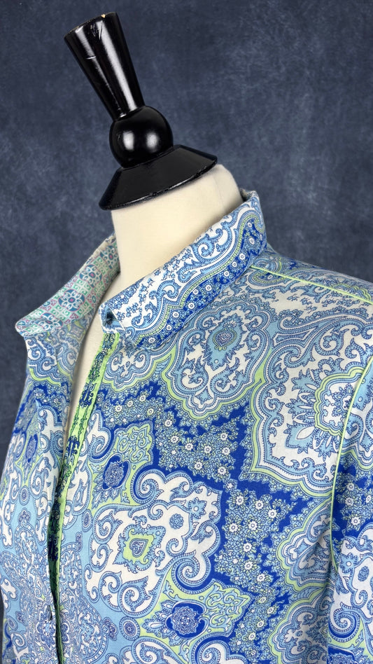 Chemisier à jolis motifs colorés Robert Graham, taille estimée à small/medium. Vue de l'encolure.