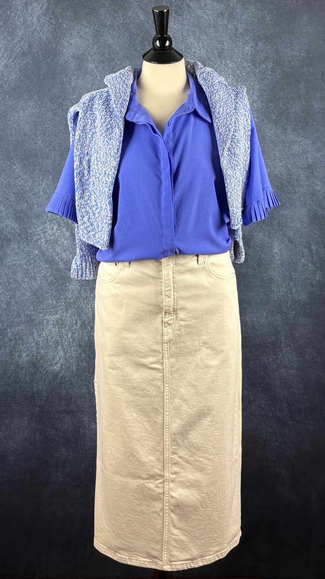 Chemisier lavande avec ourlets des manches plissés, French Connection, taille medium. Vue de l'agencement avec la jupe crème en denim et le tricot pastel Olsen.
