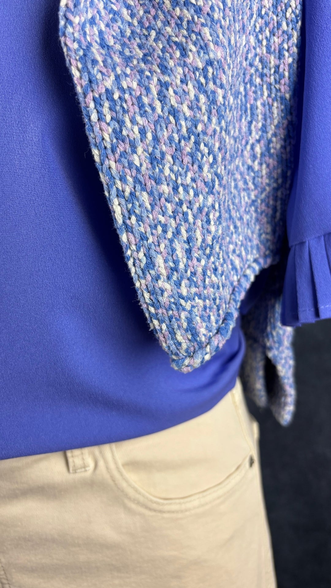 Chemisier lavande avec ourlets des manches plissés, French Connection, taille medium. Vue de près de l'agencement avec la jupe en denim crème et le tricot pastel.