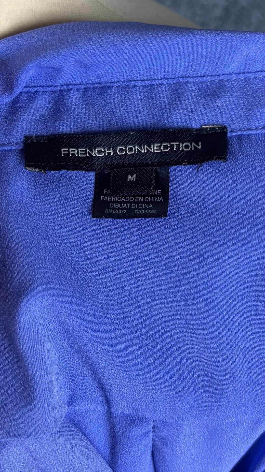 Chemisier lavande avec ourlets des manches plissés, French Connection, taille medium. Vue de l'étiquette.