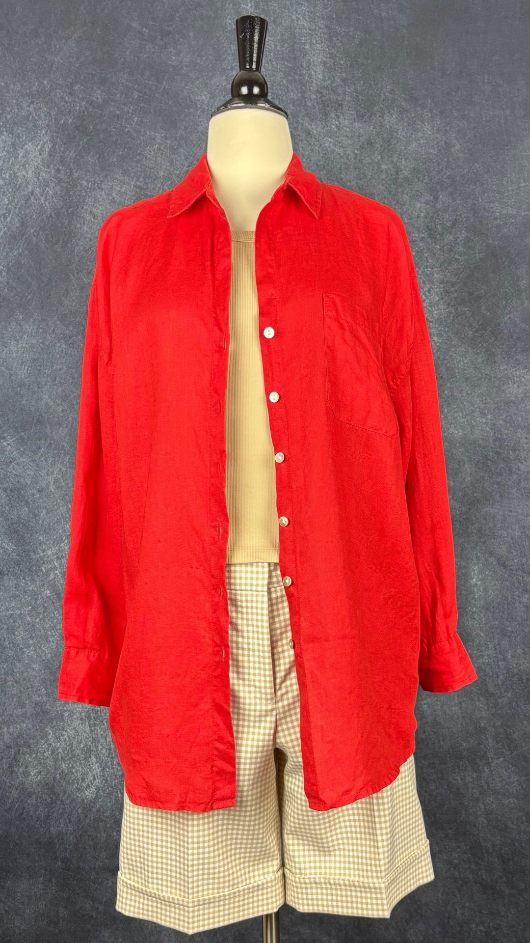 Chemisier en lin rouge tomate coupe ample Christian Siriano, taille small. Vue de l'agencement avec le bermuda vichy beige Tristan et la camisole côtelée beige.
