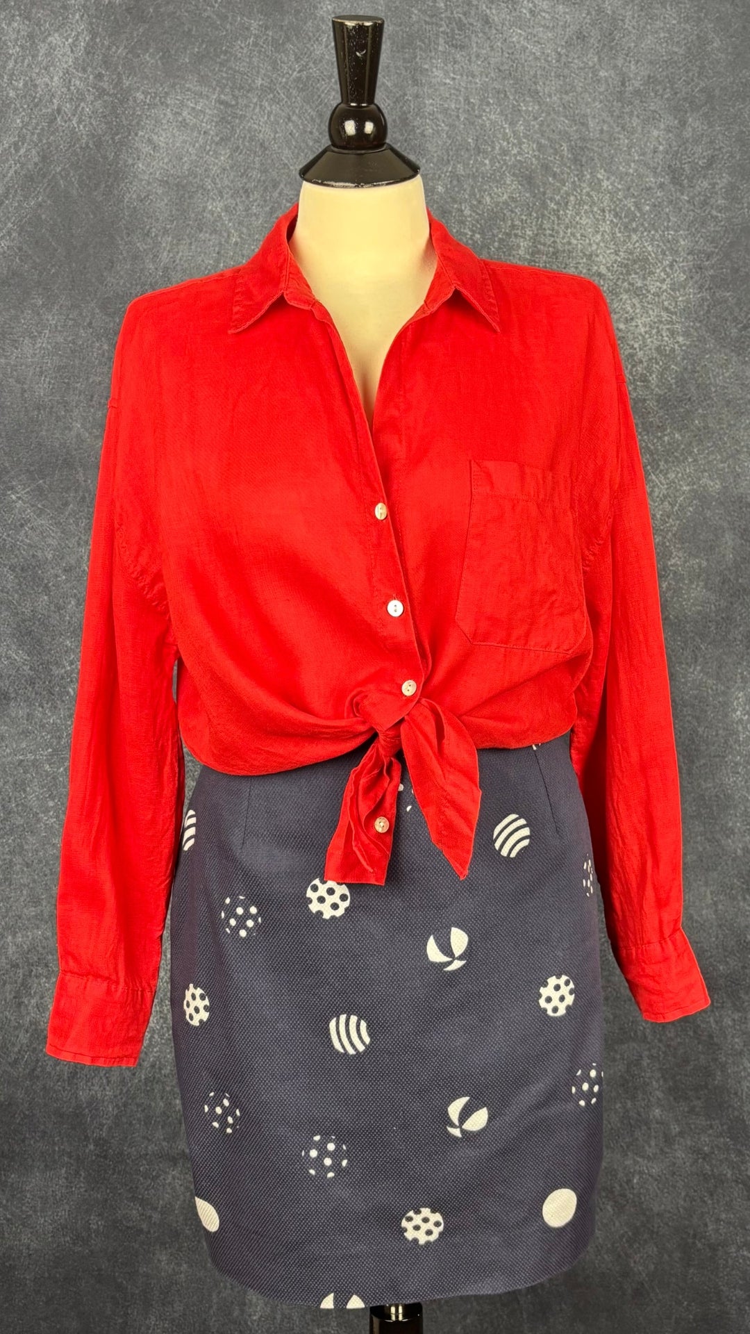 Chemisier en lin rouge tomate coupe ample Christian Siriano, taille small. Vue de l'agencement avec la jupe marine à imprimés ballons.