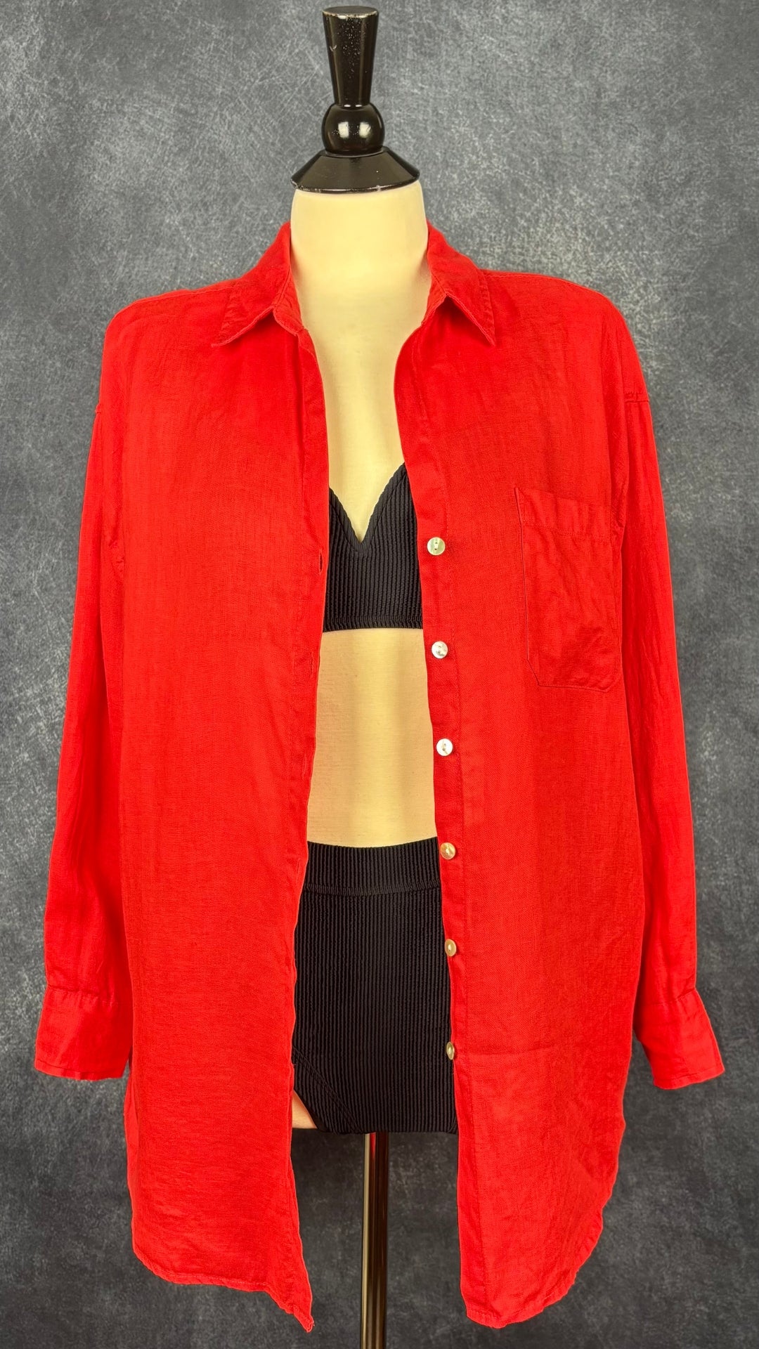 Chemisier en lin rouge tomate coupe ample Christian Siriano, taille small. Vue de l'agencement avec un maillot de bain noir The Thirties by gk.