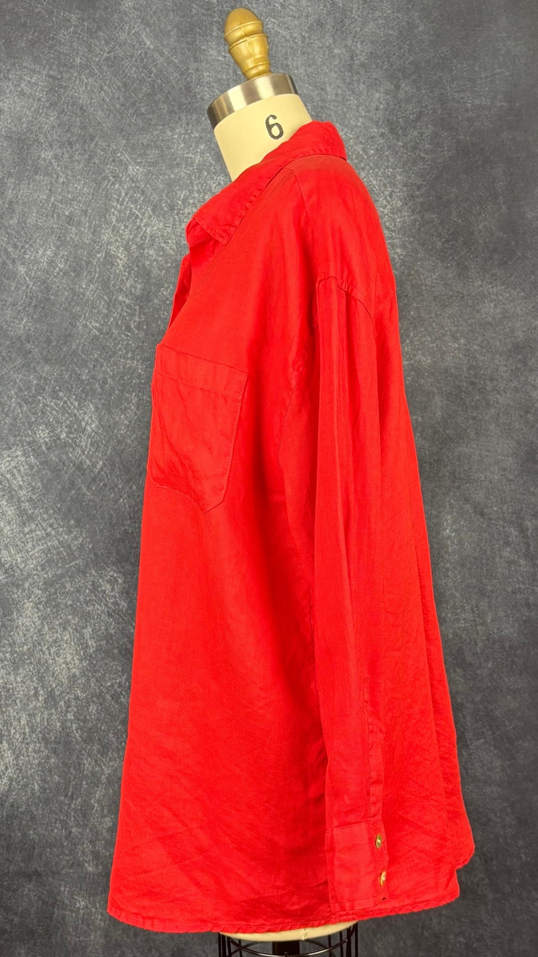 Chemisier en lin rouge tomate coupe ample Christian Siriano, taille small. Vue de côté.