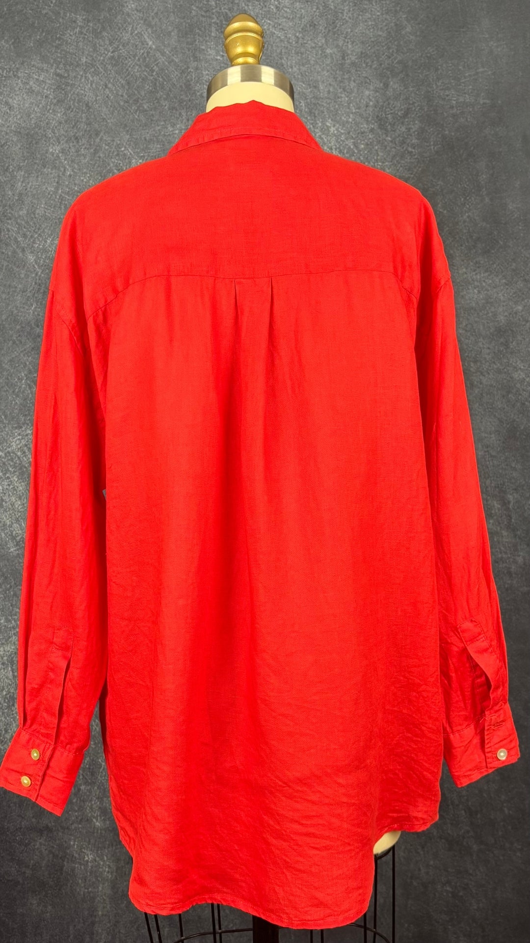 Chemisier en lin rouge tomate coupe ample Christian Siriano, taille small. Vue de dos.