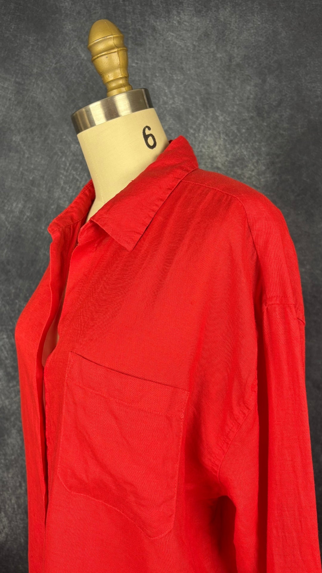 Chemisier en lin rouge tomate coupe ample Christian Siriano, taille small. Vue de l'encolure.