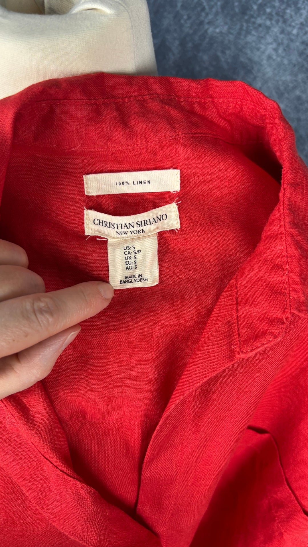 Chemisier en lin rouge tomate coupe ample Christian Siriano, taille small. Vue de l'étiquette.