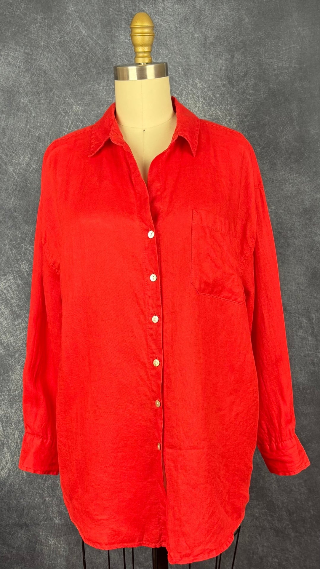 Chemisier en lin rouge tomate coupe ample Christian Siriano, taille small. Vue de face.