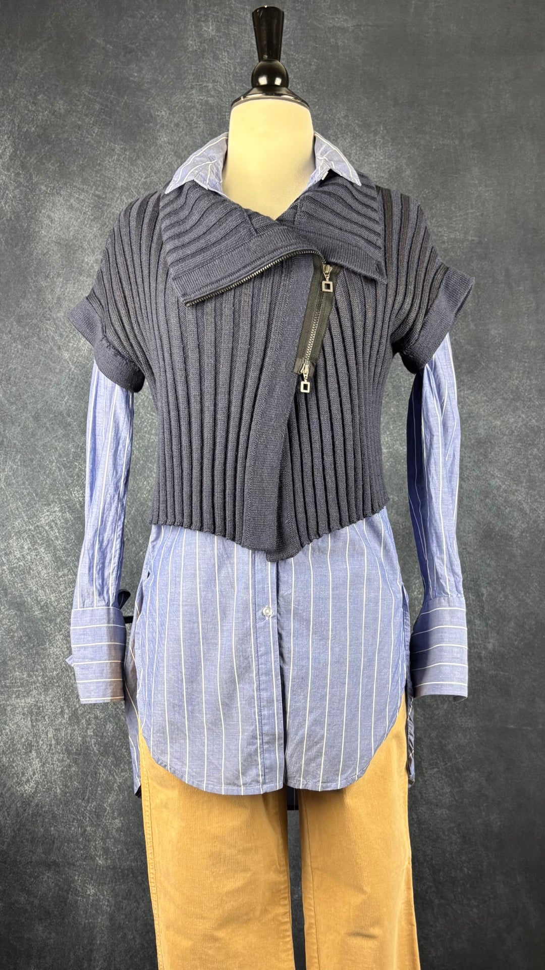 Chemisier long en chambray bleu à rayures blanches InWear, taille 6. Vue de l'agencement avec le pantalon en velours côtelé beige Olsen et le tricot Sarah Pacini.