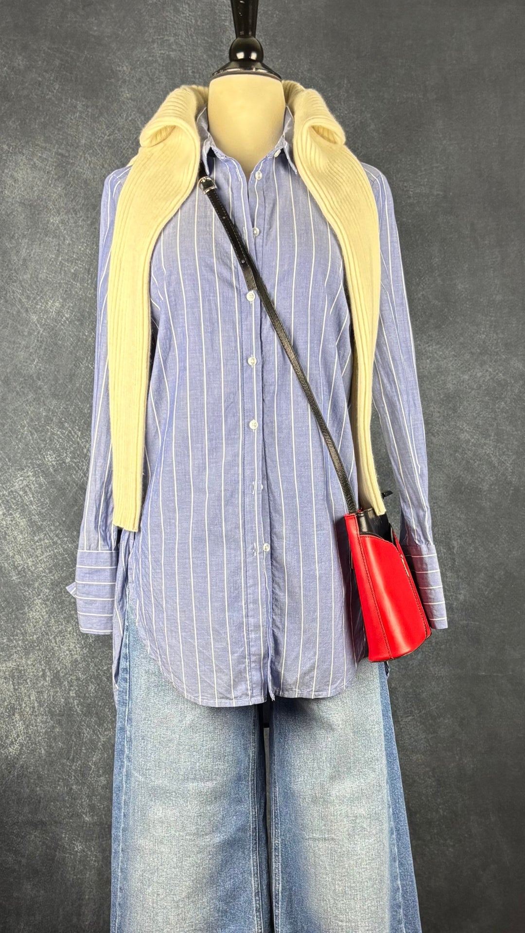 Chemisier long en chambray bleu à rayures blanches InWear, taille 6. Vue de l'agencement avec le jeans ample Gap, le sac à main rouge et noir en cuir et le tricot crème en cachemire.