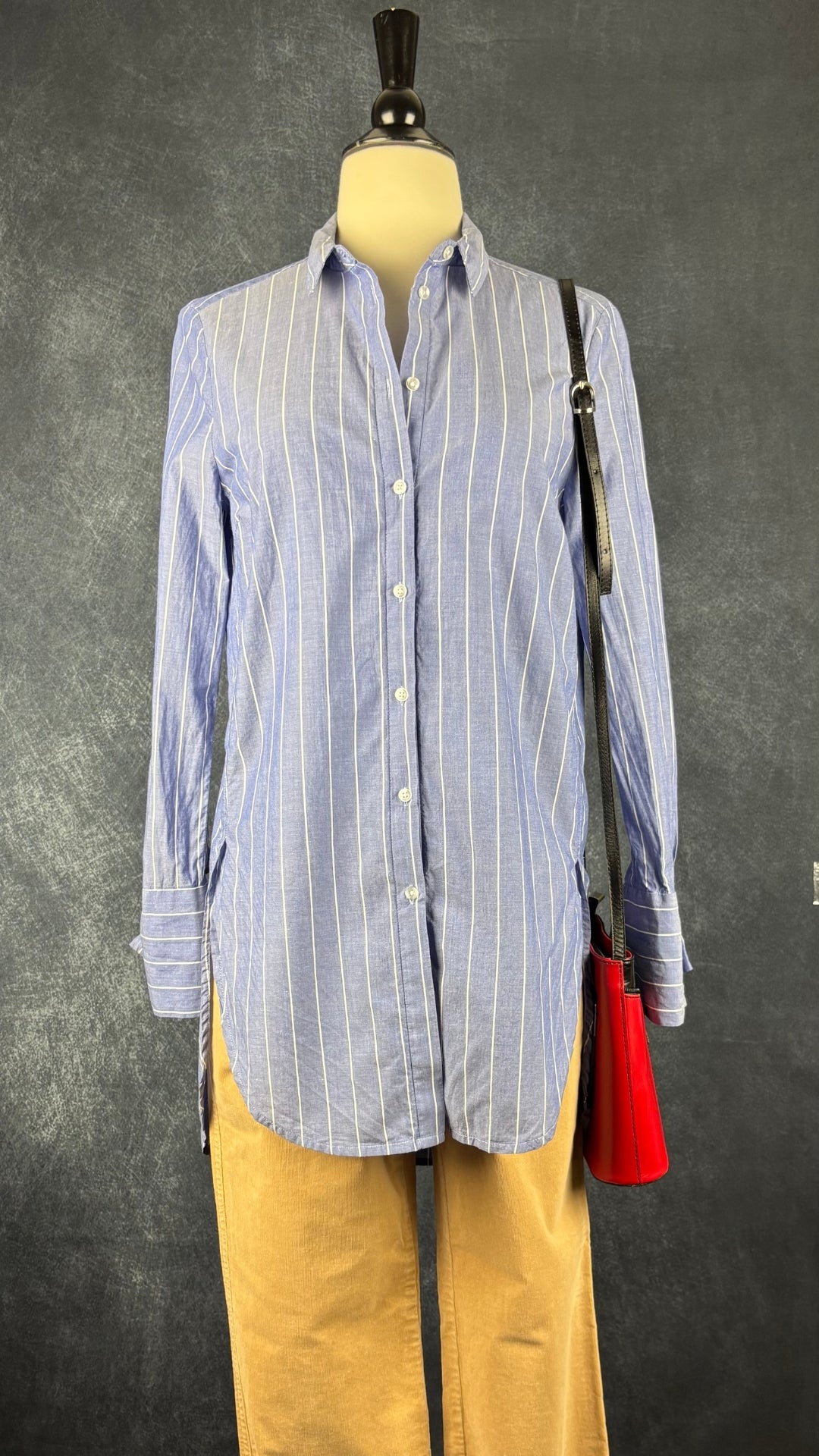Chemisier long en chambray bleu à rayures blanches InWear, taille 6. Vue de l'agencement avec le pantalon en velours côtelé beige tan et le sac à main rouge et noir.