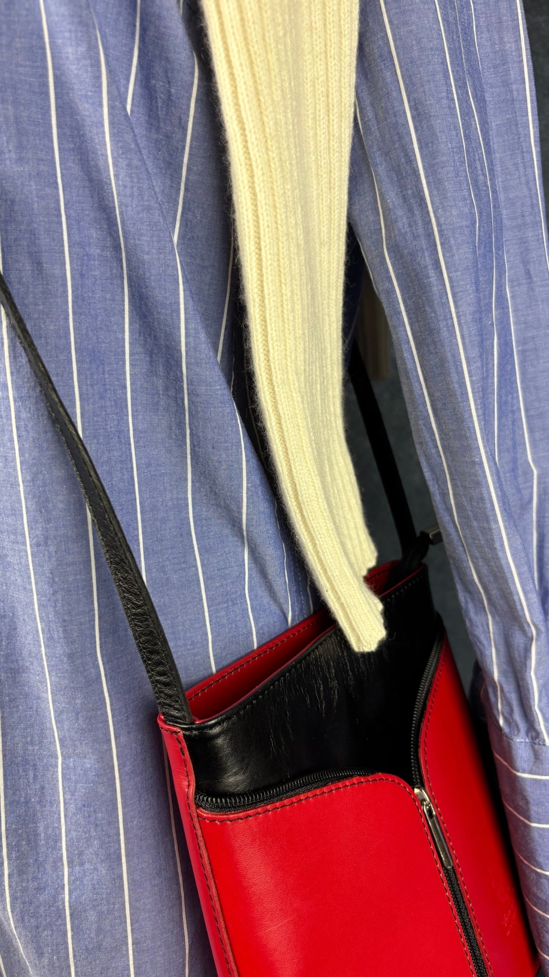 Chemisier long en chambray bleu à rayures blanches InWear, taille 6. Vue de l'agencement avec le sac en cuir rouge et noir et le tricot en cachemire, vue de près.