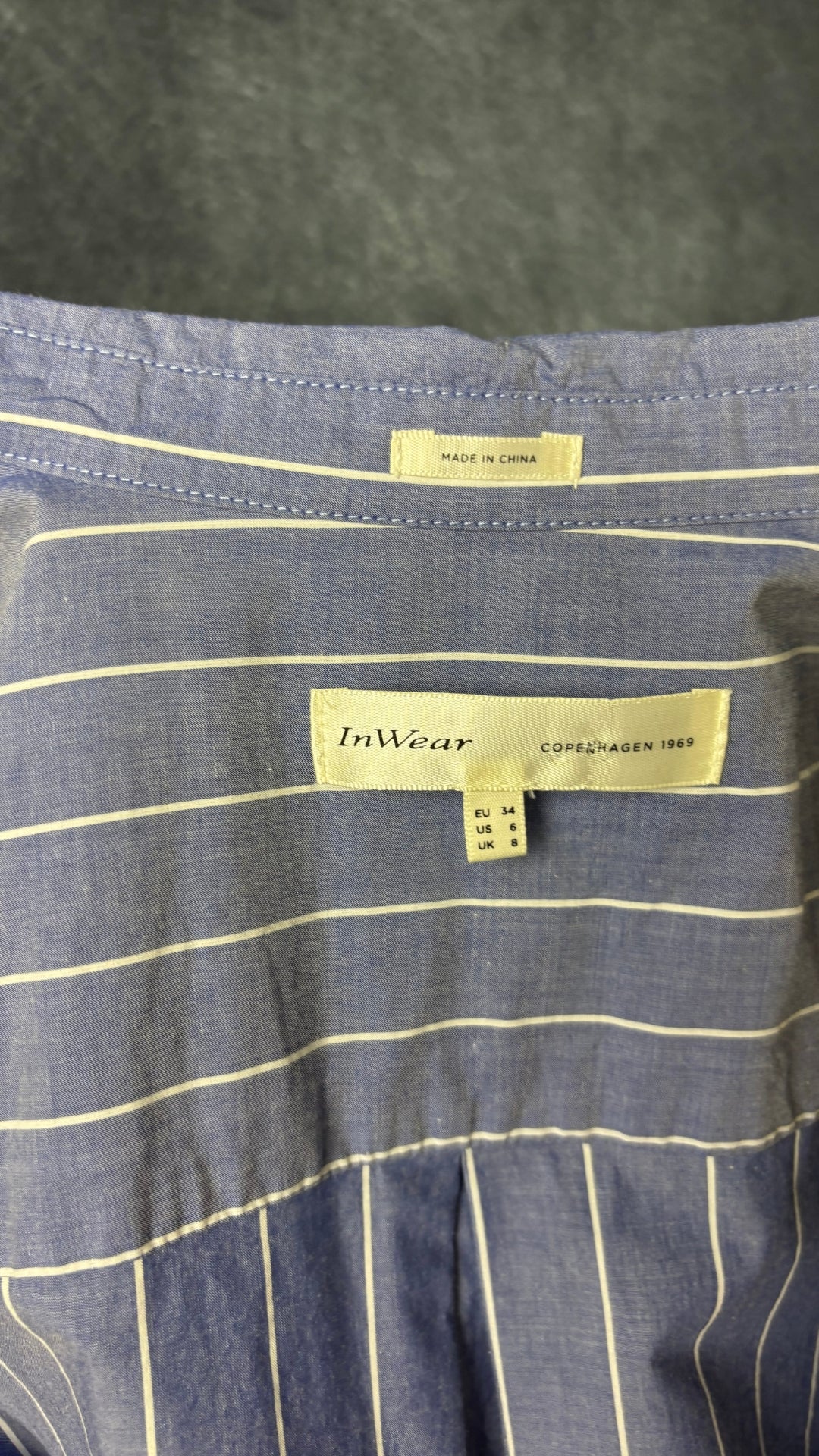 Chemisier long en chambray bleu à rayures blanches InWear, taille 6. Vue de l'étiquette.