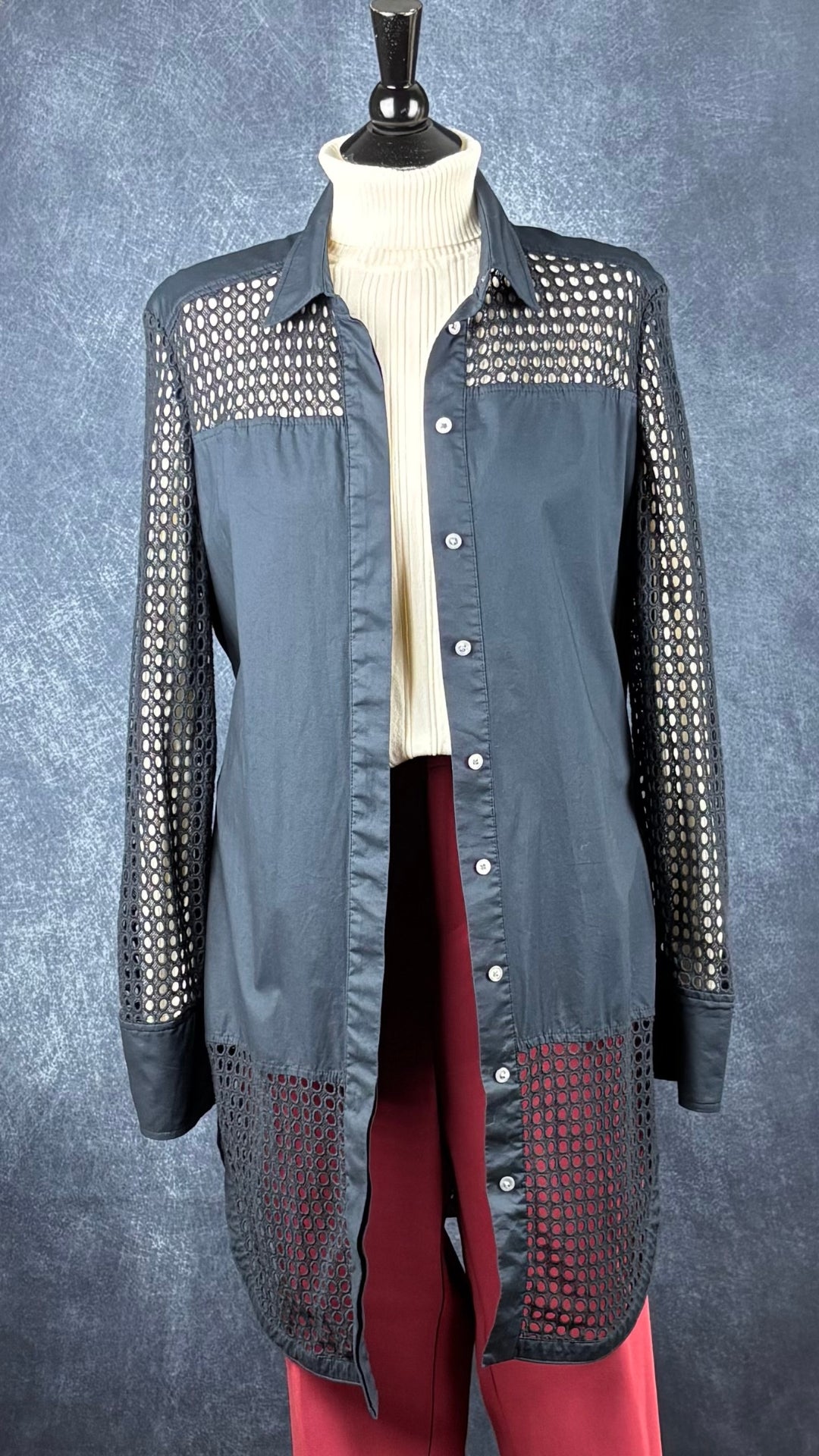 Chemisier long marine très foncé avec broderies Banana Republic, taille 14. Vue de l'agencement avec le pantalon rouge brique Part Two et le chandail crème à col roulé Olsen.