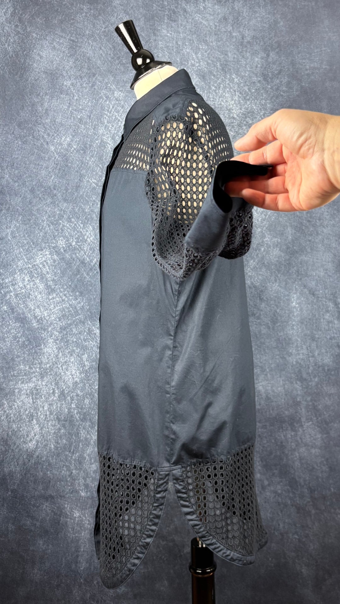 Chemisier long marine très foncé avec broderies Banana Republic, taille 14. Vue de côté, manche relevée.