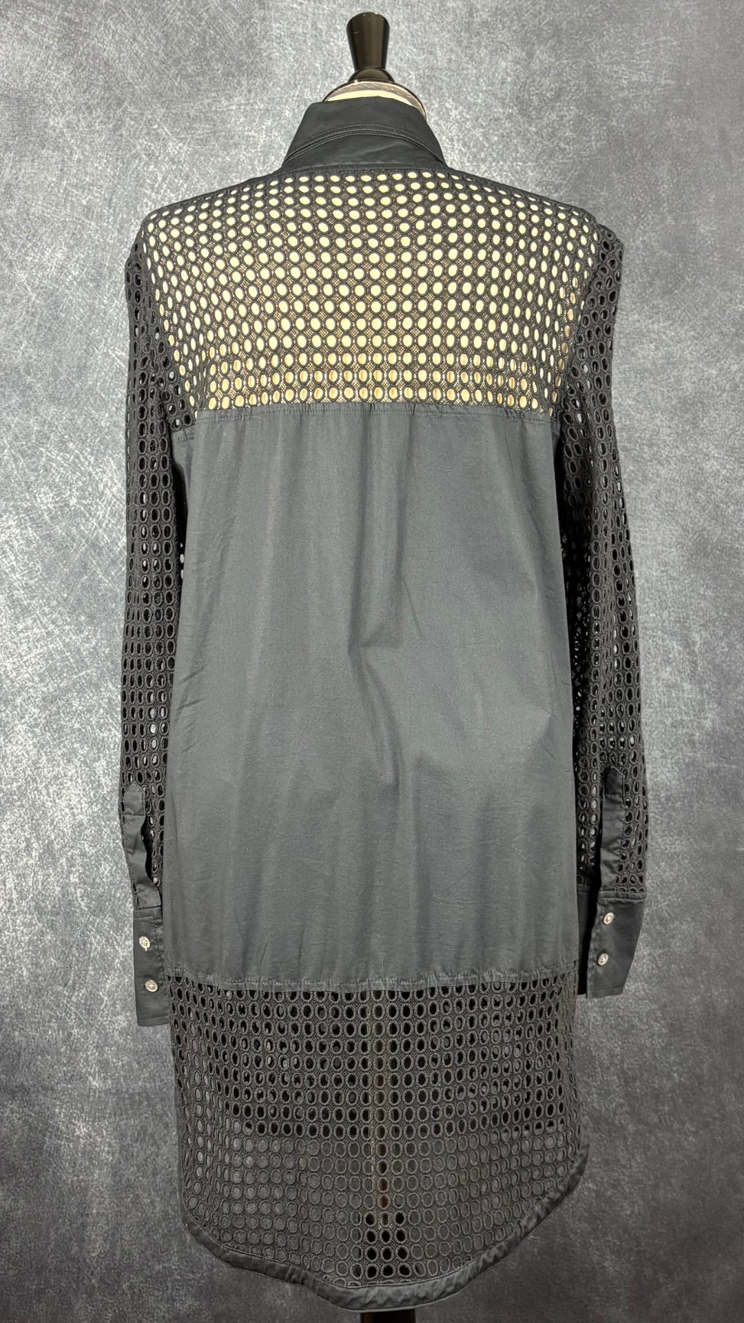 Chemisier long marine très foncé avec broderies Banana Republic, taille 14. Vue de dos.