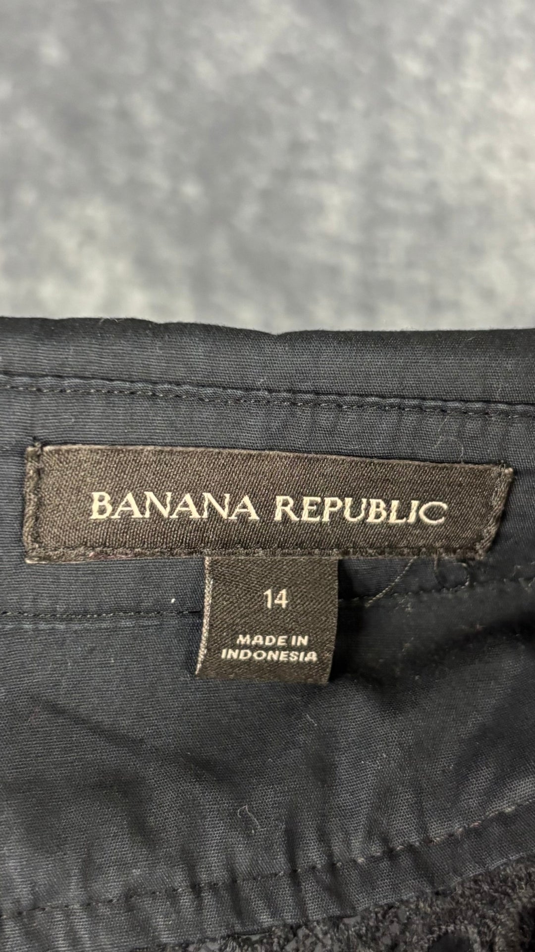 Chemisier long marine très foncé avec broderies Banana Republic, taille 14. Vue de l'étiquette.
