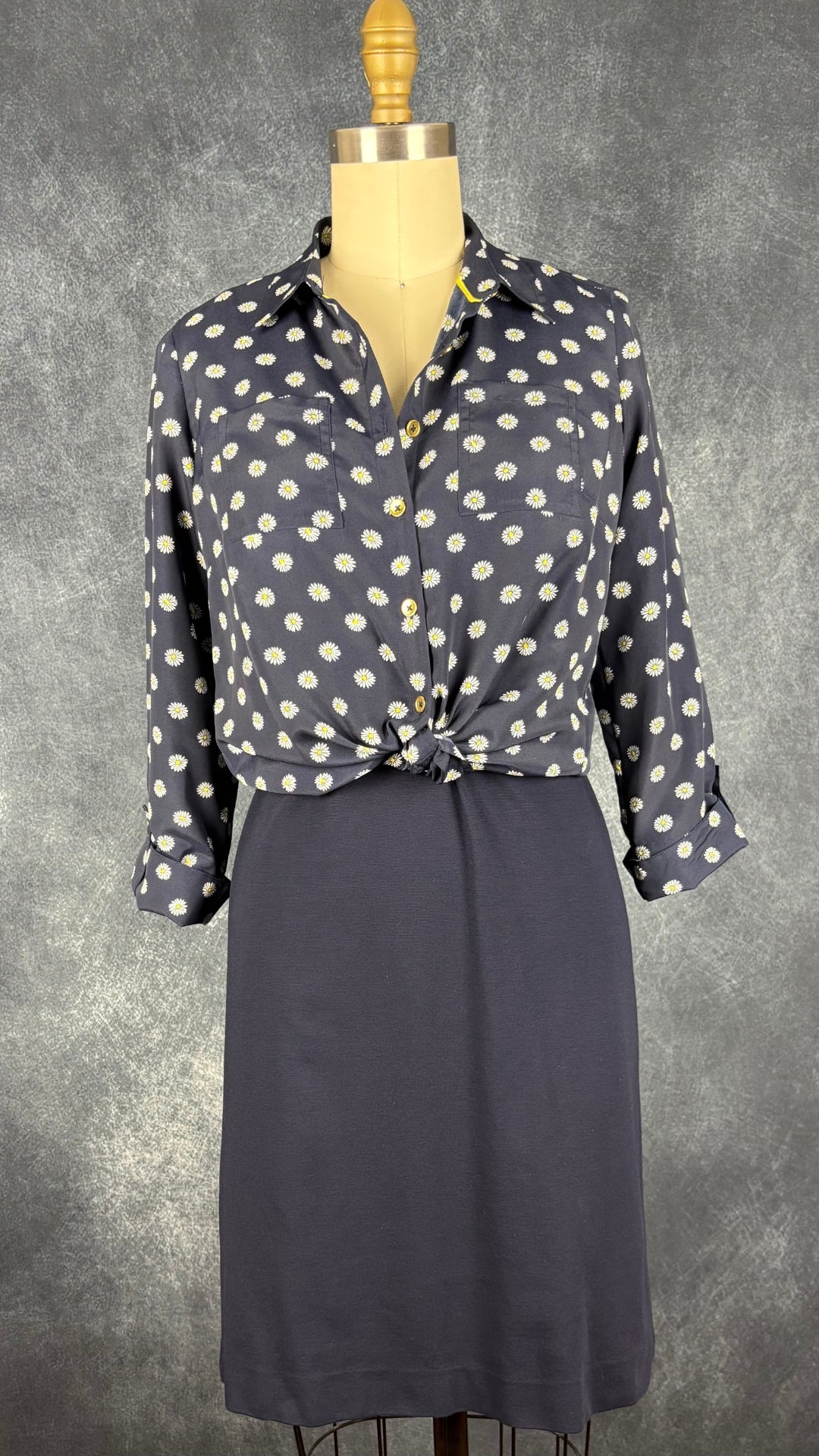 Chemisier à motifs de marguerites à boutons dorés Jones New York Signature, taille PP (small/medium pour femmes de moins de 5'4''). Vue de l'agencement avec la robe marine à col V de Massimo Dutti.