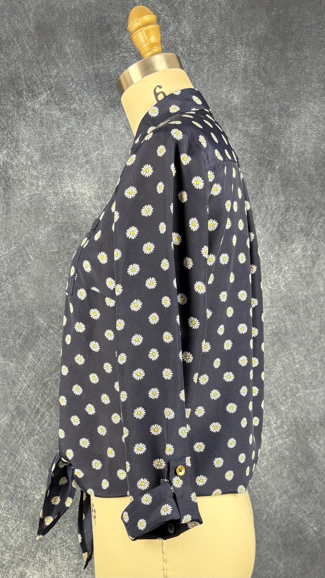 Chemisier à motifs de marguerites à boutons dorés Jones New York Signature, taille PP (small/medium pour femmes de moins de 5'4''). Vue de côté.