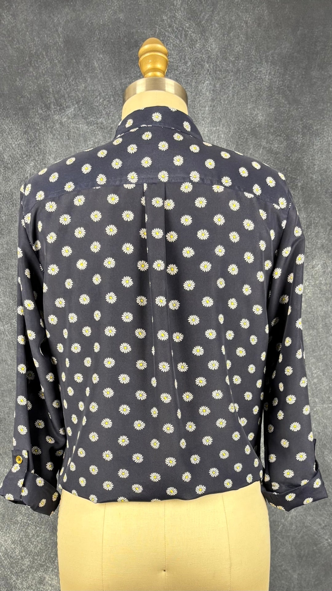 Chemisier à motifs de marguerites à boutons dorés Jones New York Signature, taille PP (small/medium pour femmes de moins de 5'4''). Vue de dos.