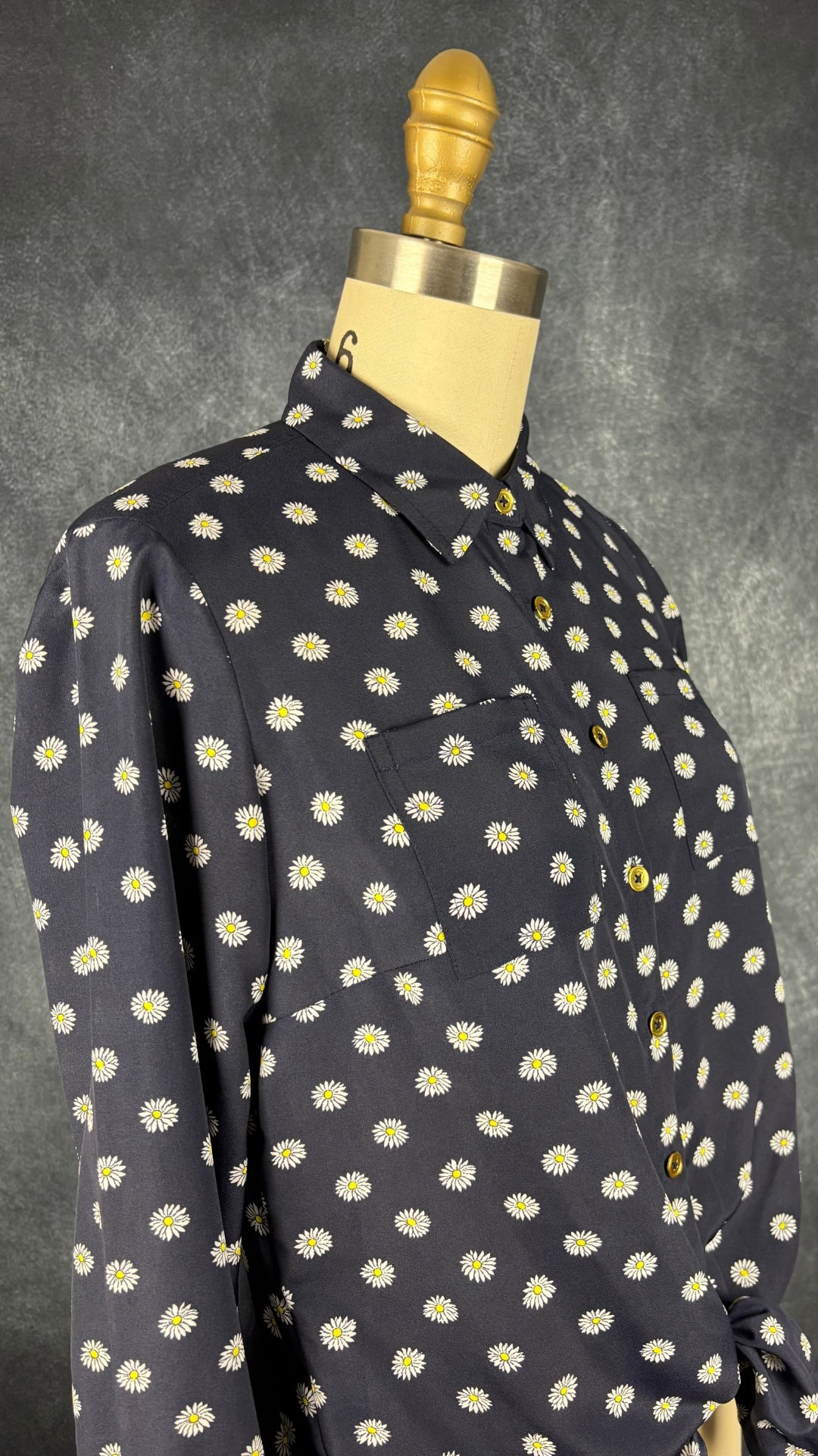Chemisier à motifs de marguerites à boutons dorés Jones New York Signature, taille PP (small/medium pour femmes de moins de 5'4''). Vue de l'encolure.