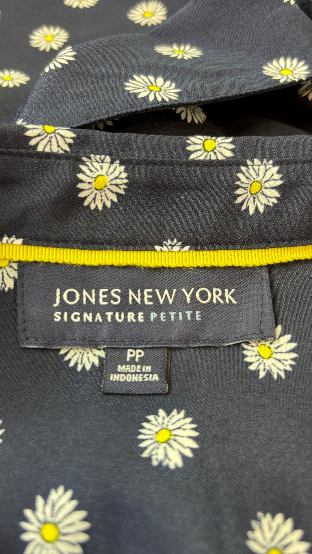 Chemisier à motifs de marguerites à boutons dorés Jones New York Signature, taille PP (small/medium pour femmes de moins de 5'4''). Vue de l'étiquette.