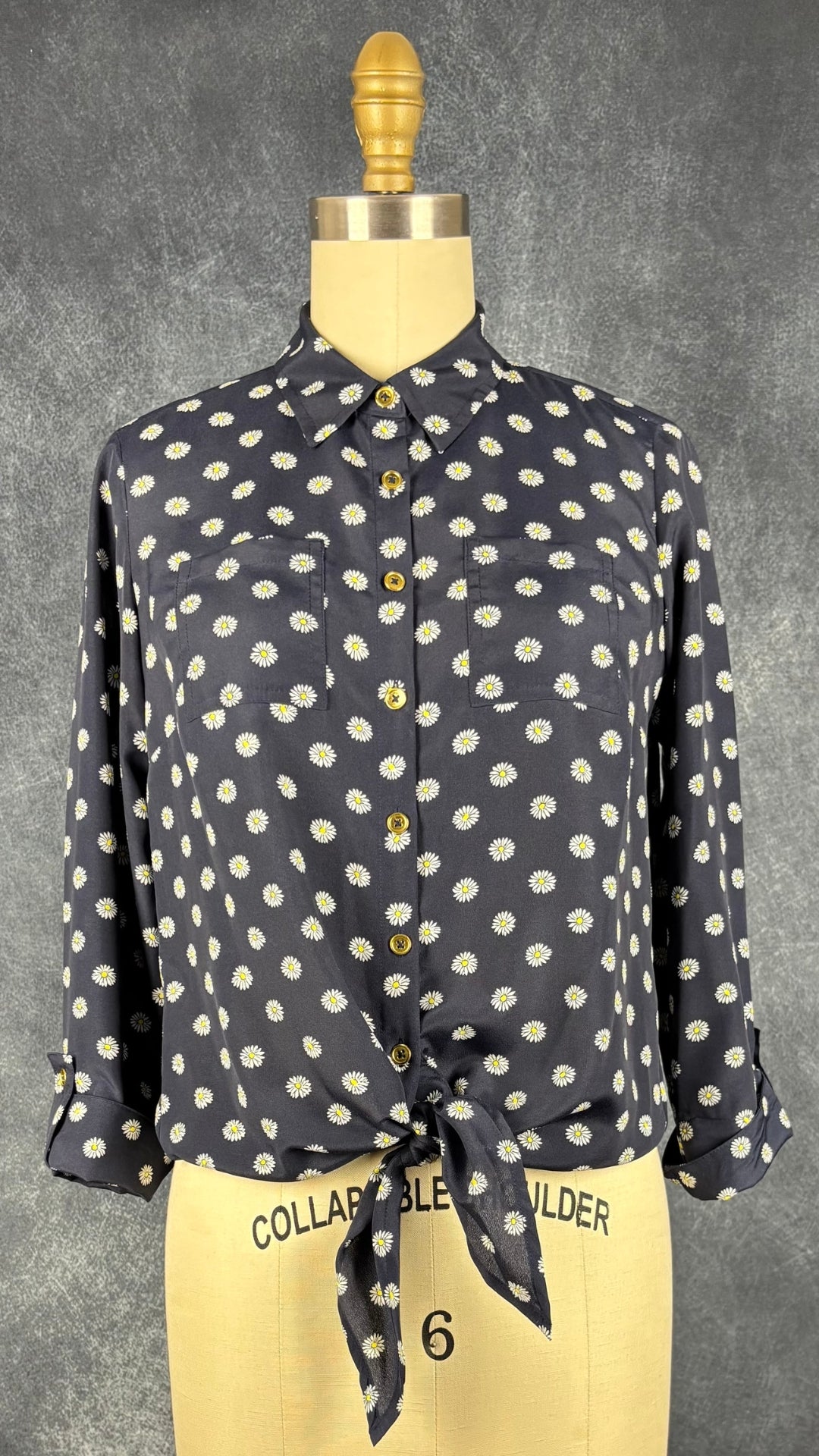 Chemisier à motifs de marguerites à boutons dorés Jones New York Signature, taille PP (small/medium pour femmes de moins de 5'4''). Vue de face.