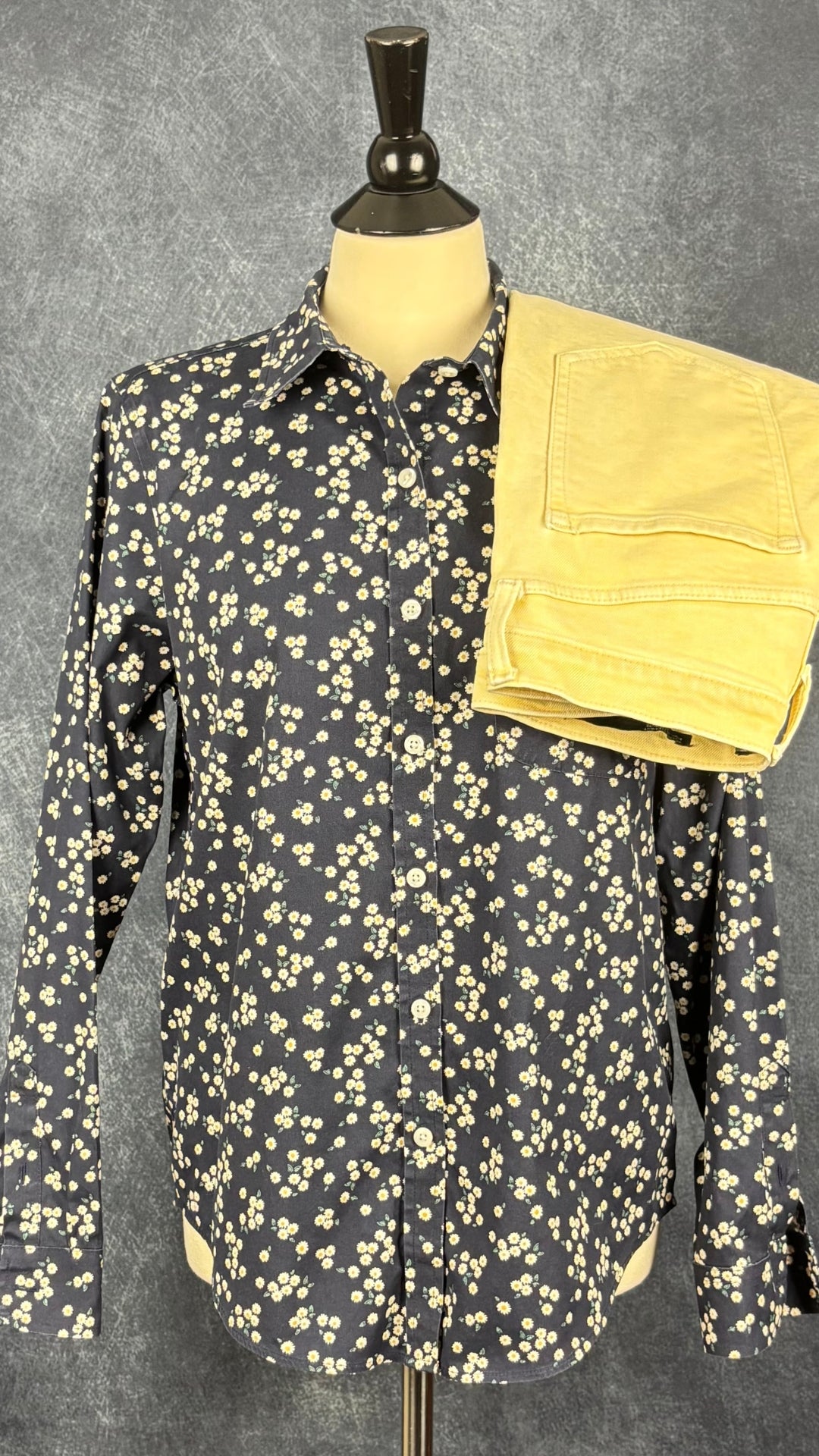 Chemisier marine à motifs de marguerites L.L.Bean, taille medium. Vue de l'agencement avec le jeans jaune doux Banana Republic.