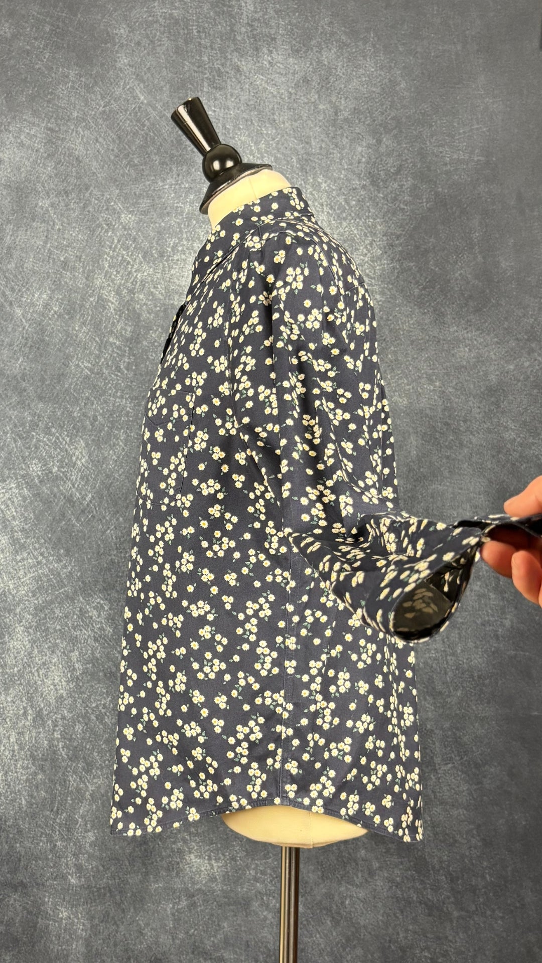 Chemisier marine à motifs de marguerites L.L.Bean, taille medium. Vue de côté.