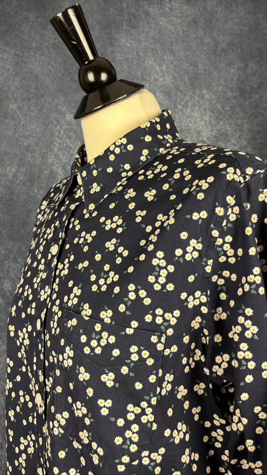 Chemisier marine à motifs de marguerites L.L.Bean, taille medium. Vue de l'encolure.