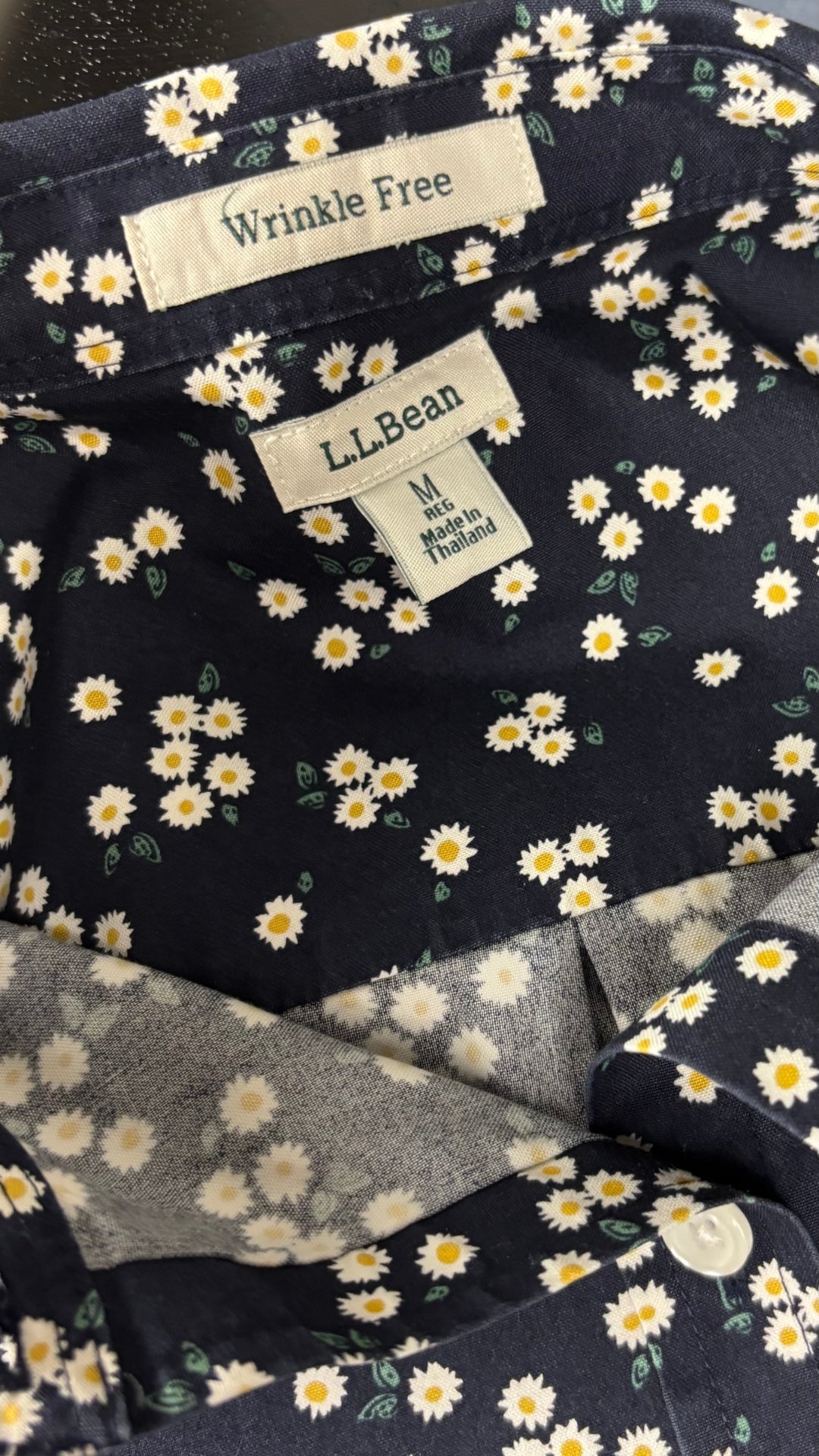 Chemisier marine à motifs de marguerites L.L.Bean, taille medium. Vue de l'étiquette.