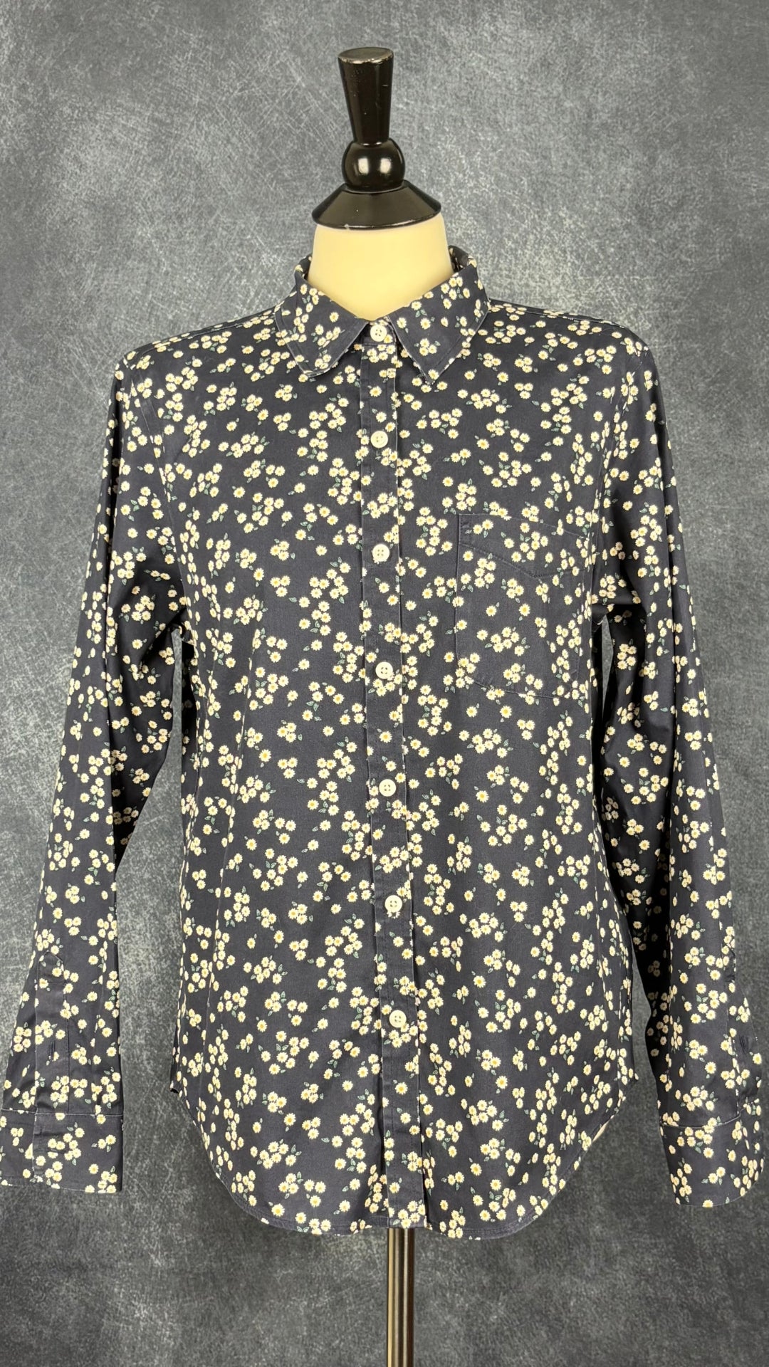 Chemisier marine à motifs de marguerites L.L.Bean, taille medium. Vue de face.