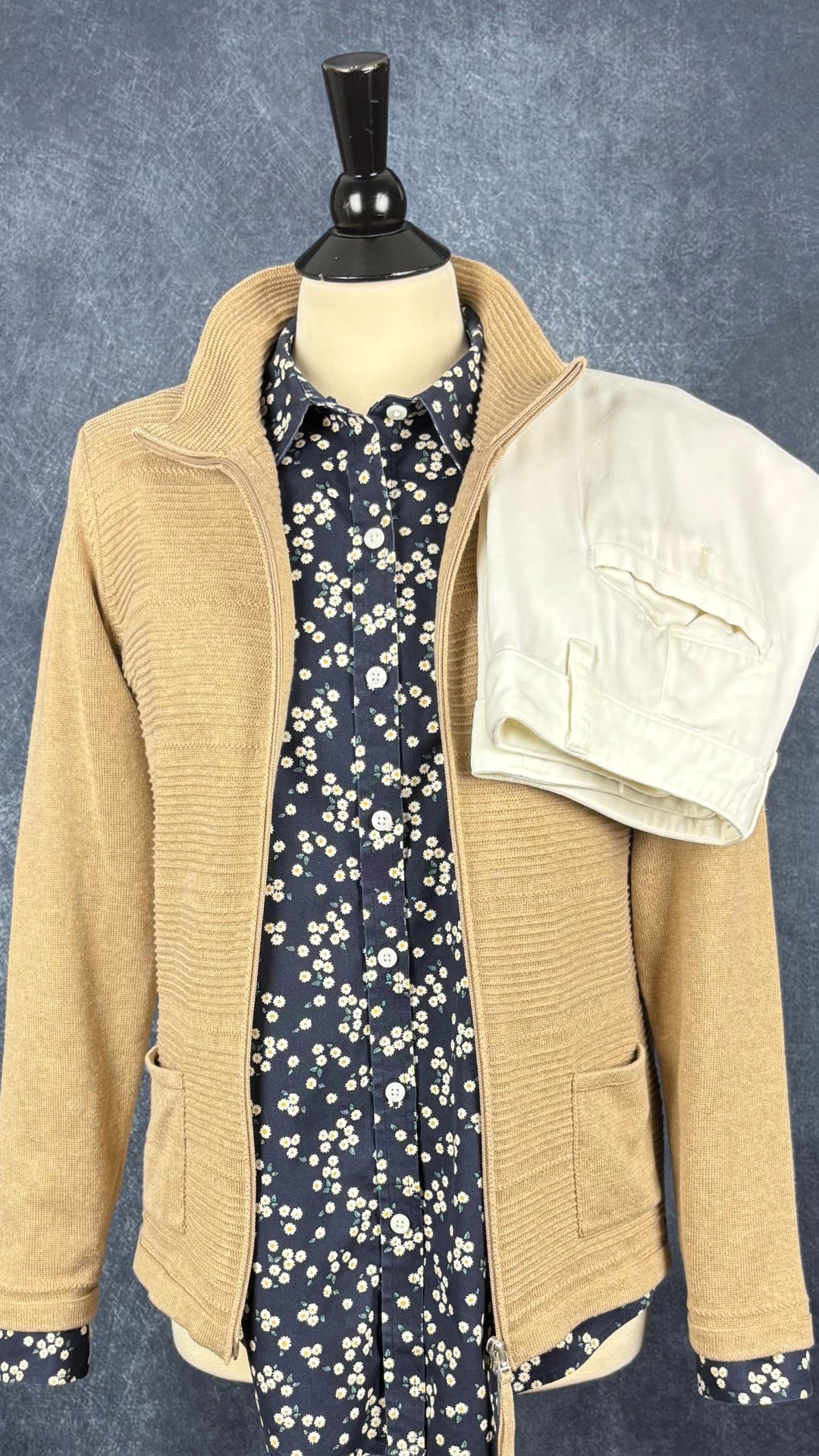 Chemisier marine à motifs de marguerites L.L.Bean, taille medium. Vue de l'agencement avec le cardigan beige Olsen et le pantalon crème Anthropologie.