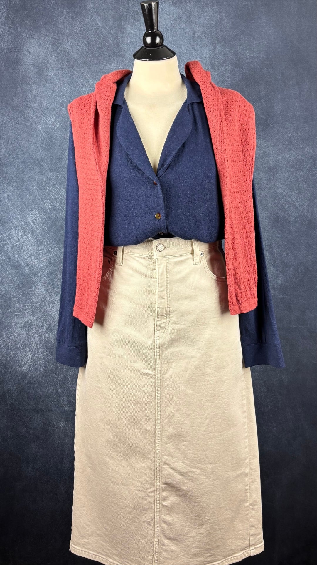 Chemisier marine viscose et lin avec boutons tortoises Meemoza, taille medium. Vue de l'agencement avec la jupe écru Banana Republic et le tricot rose rouille Part Two.