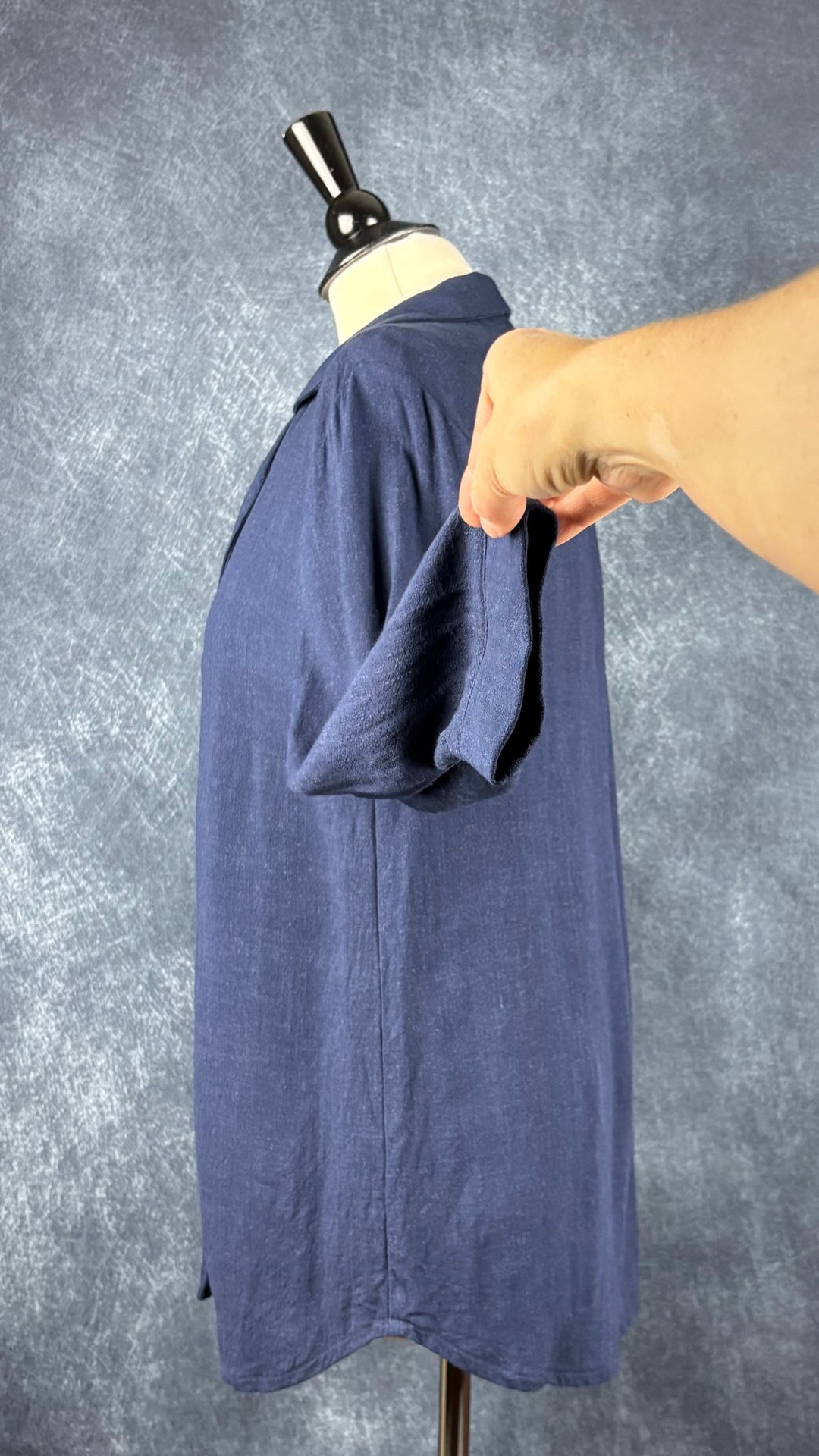 Chemisier marine viscose et lin avec boutons tortoises Meemoza, taille medium. Vue de côté, manche relevée.