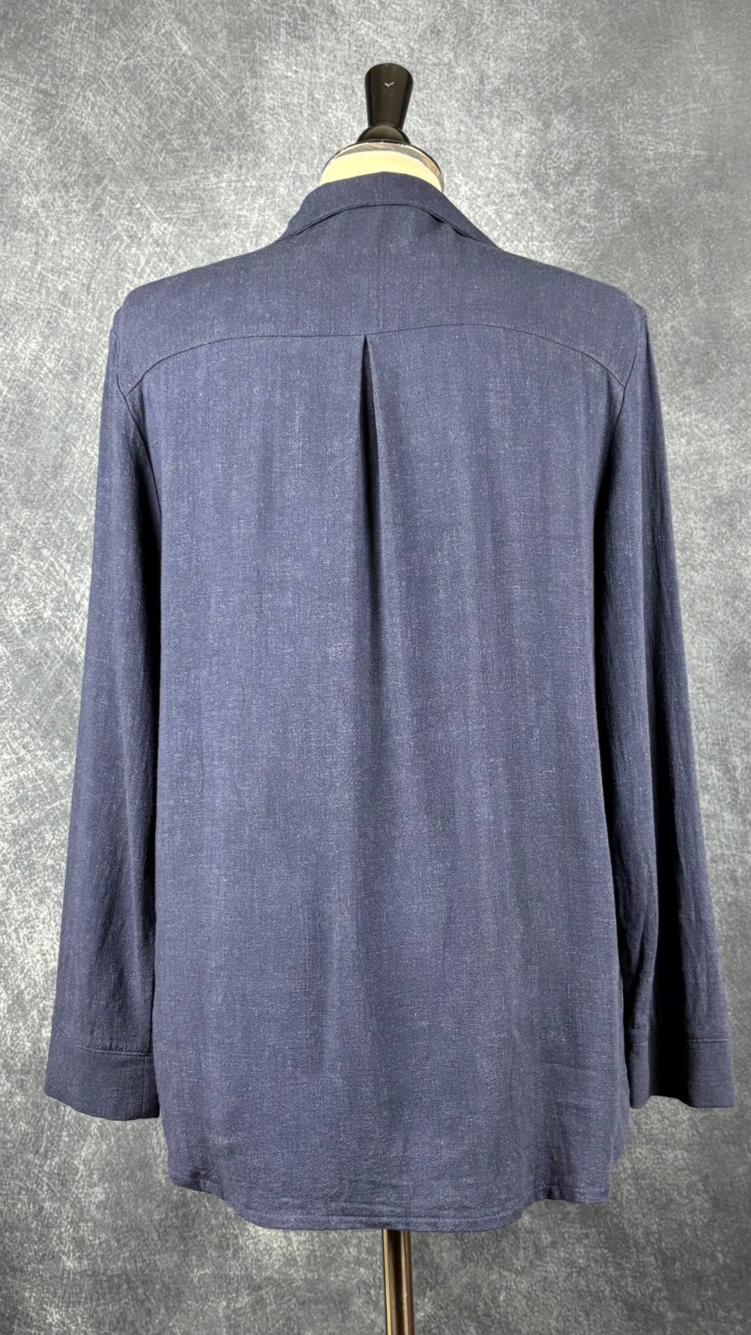 Chemisier marine viscose et lin avec boutons tortoises Meemoza, taille medium. Vue de dos.