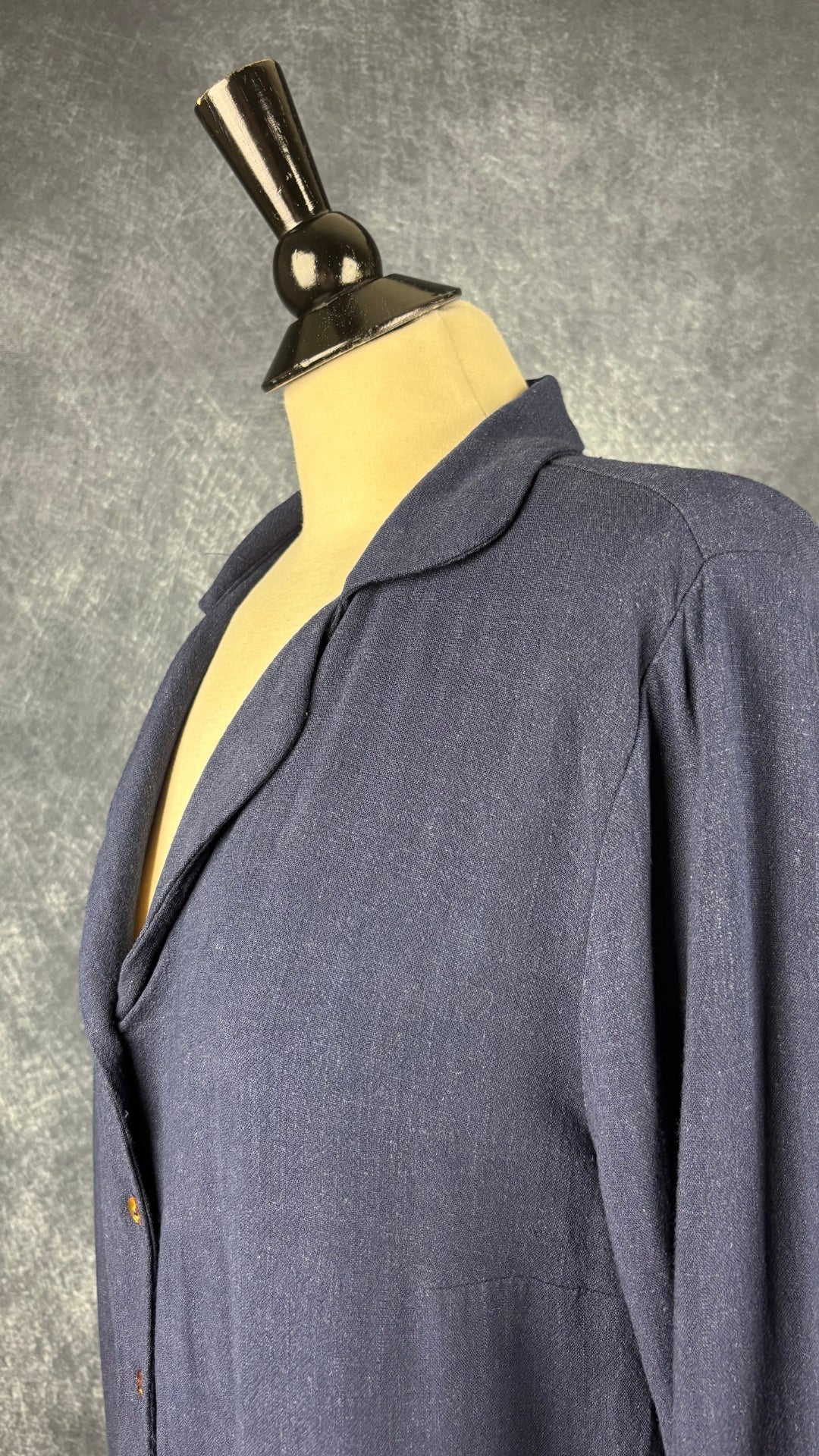 Chemisier marine viscose et lin avec boutons tortoises Meemoza, taille medium. Vue de l'encolure.