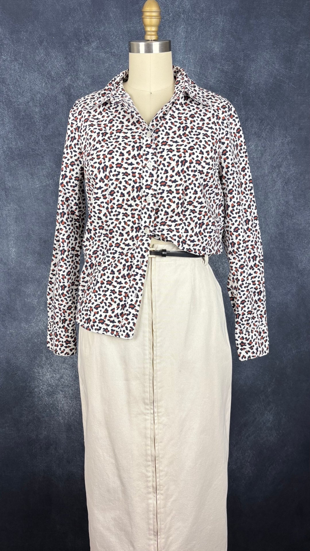 Chemisier à motifs animaliers en coton Boden, taille 6p. Vue de l'agencement avec la jupe crème Harly Jae.