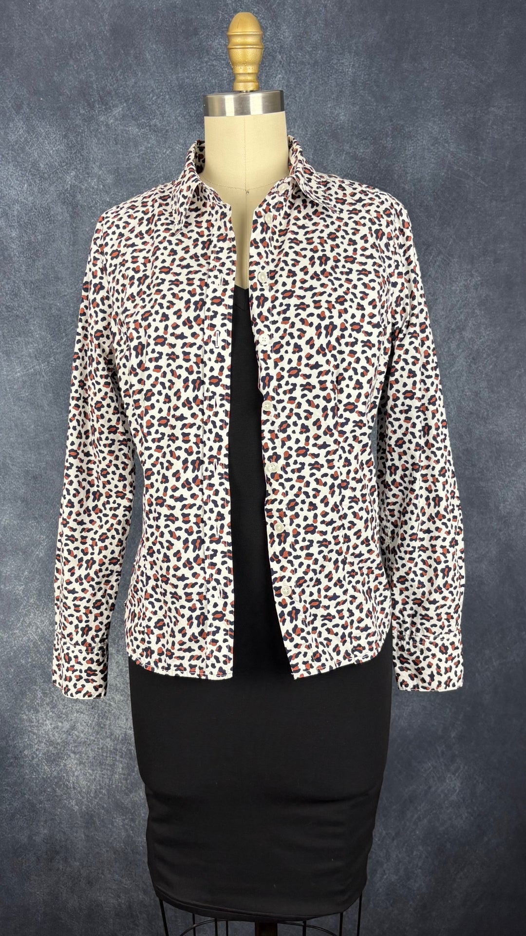 Chemisier à motifs animaliers en coton Boden, taille 6p. Vue de l'agencement avec la robe noire Joelle.