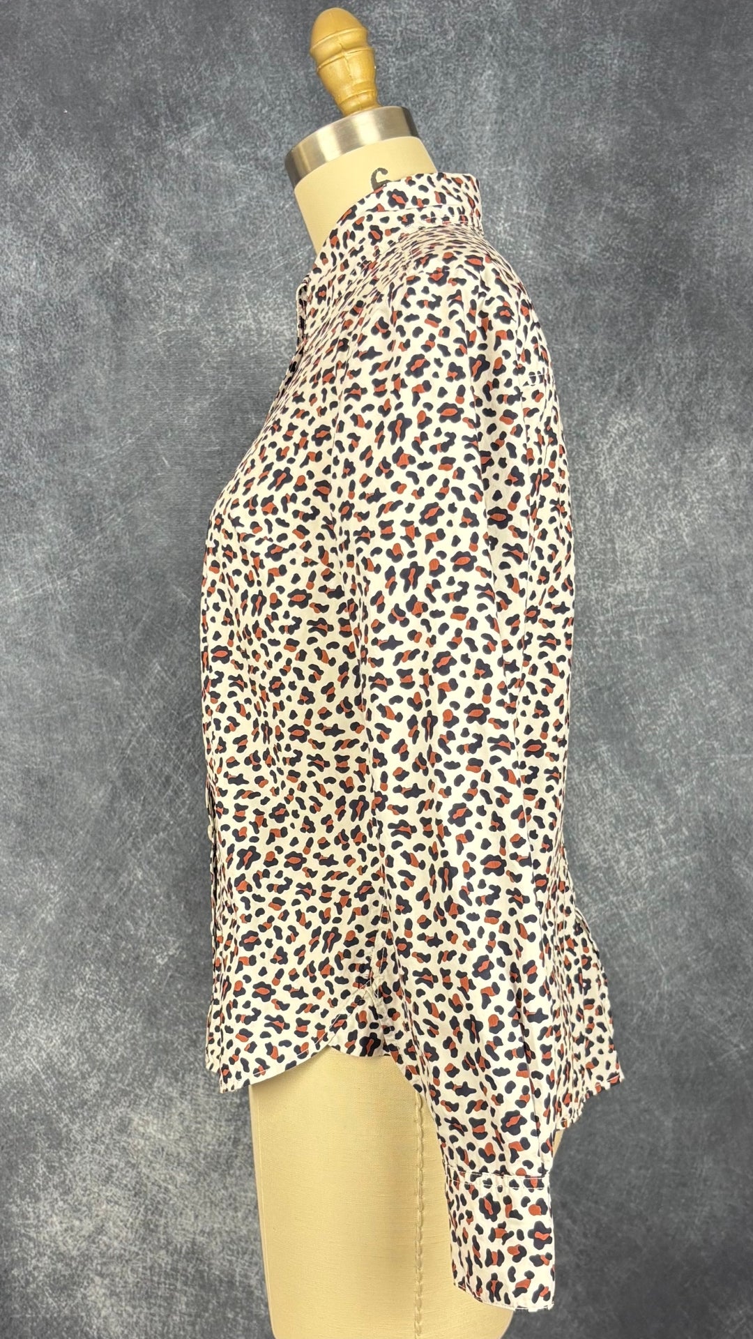 Chemisier à motifs animaliers en coton Boden, taille 6p. Vue de côté.