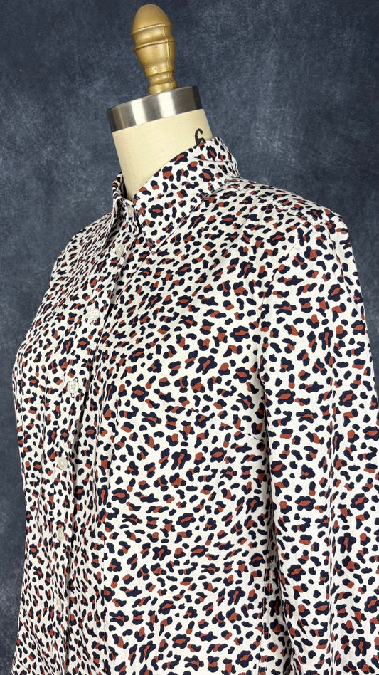 Chemisier à motifs animaliers en coton Boden, taille 6p. Vue de l'encolure.