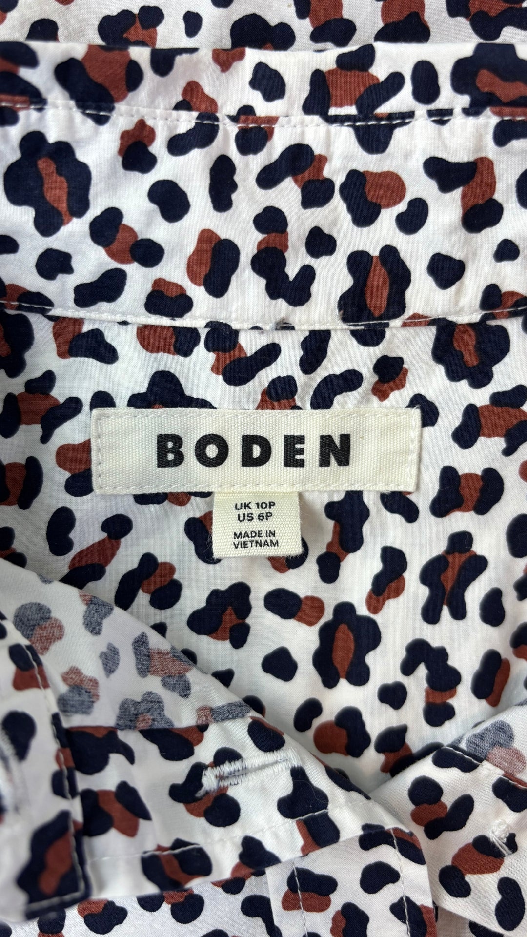 Chemisier à motifs animaliers en coton Boden, taille 6p. Vue de l'étiquette.