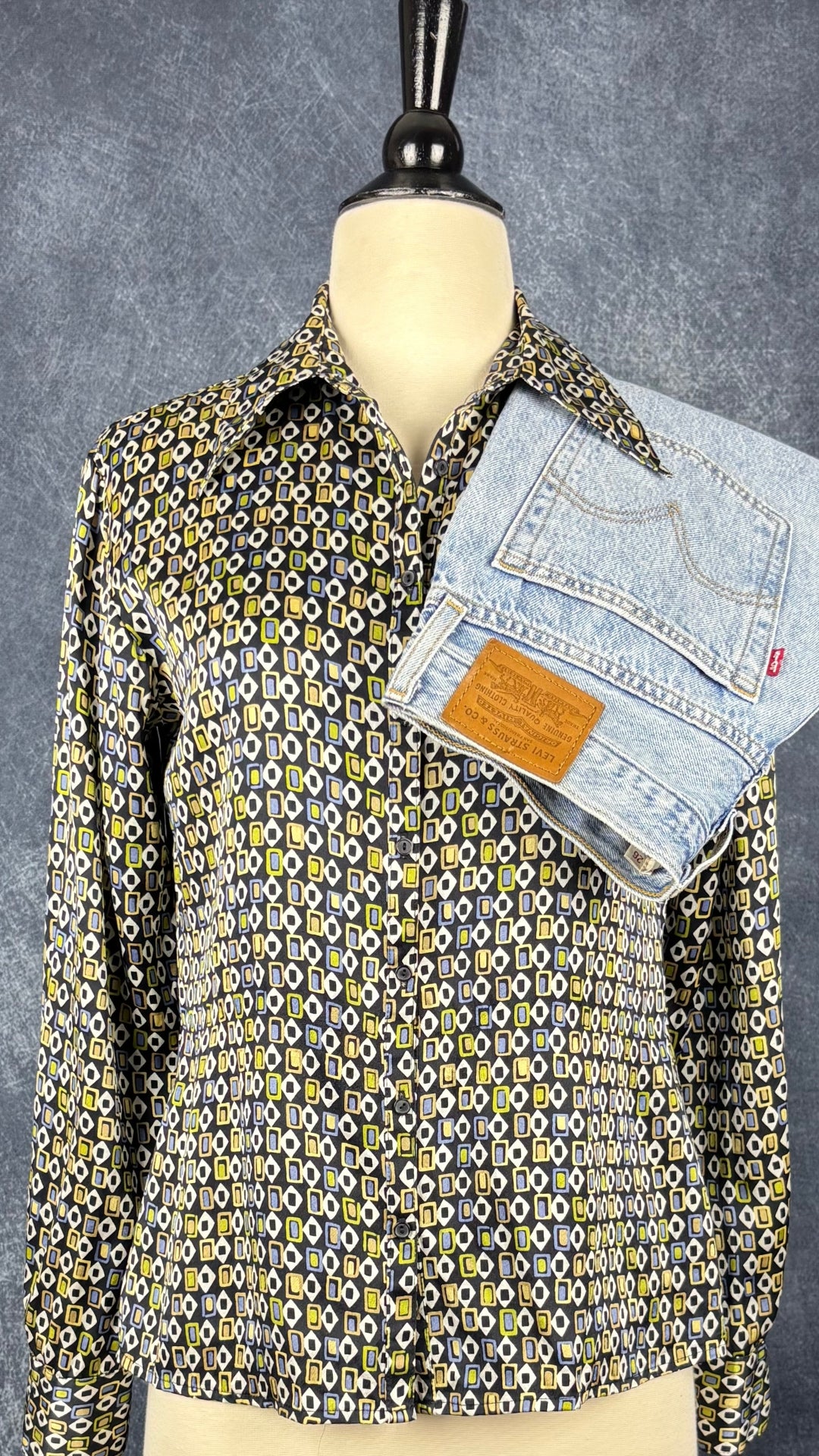 Chemisier en soie à petits motifs colorés Express Silk, taille 8 (small). Vue de l'agencement avec le jeans Levi's.